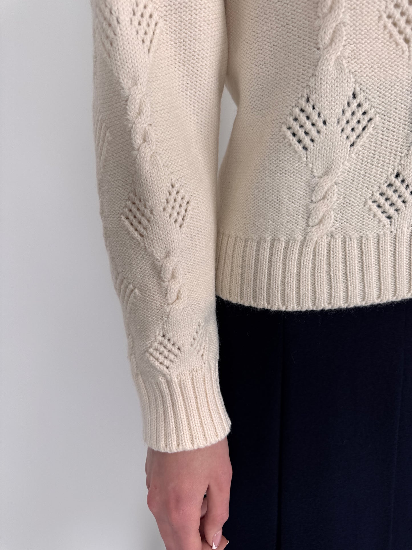Cardigan vintage ivorie din lana extrafina cu umeri ușor bufanți