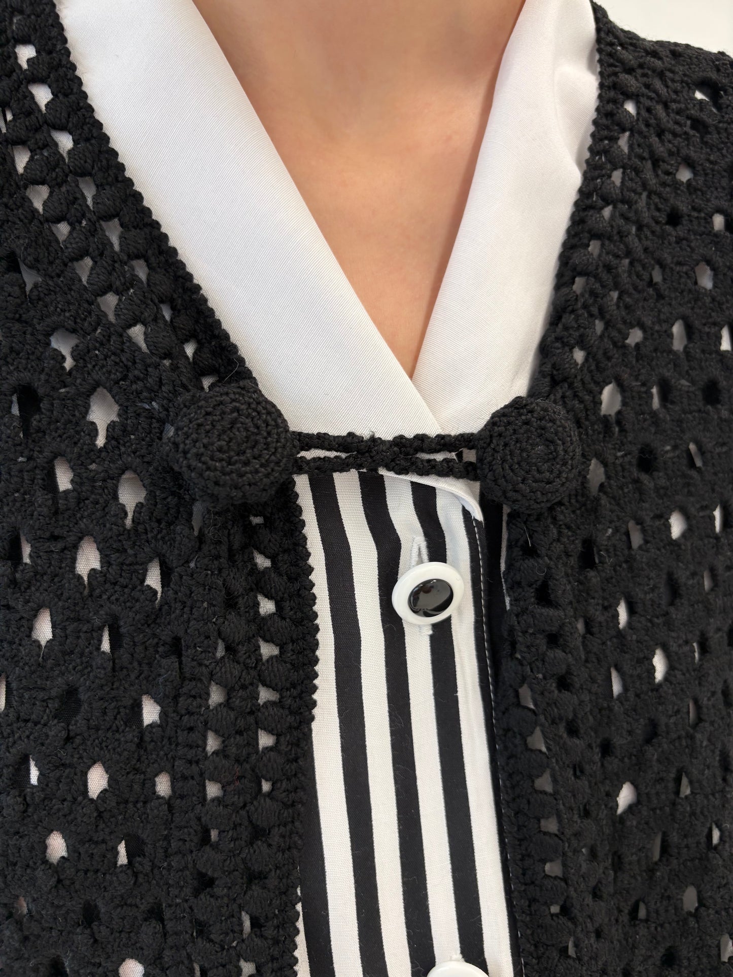 Cardigan vintage negru petite lucrat manual din lana plină extrafina