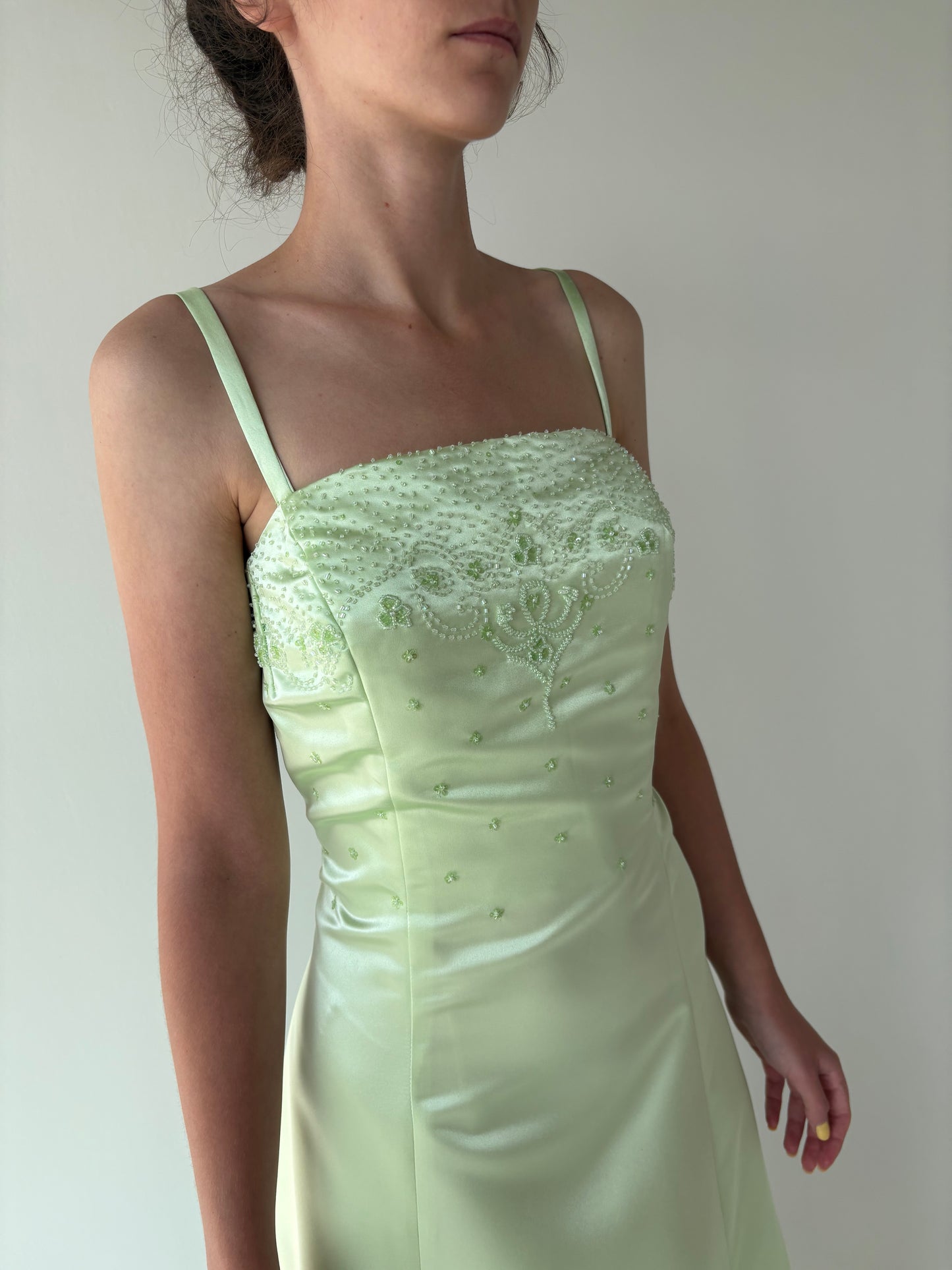 Rochie vintage verde crud cu corset ascuns și aplicații manuale delicate