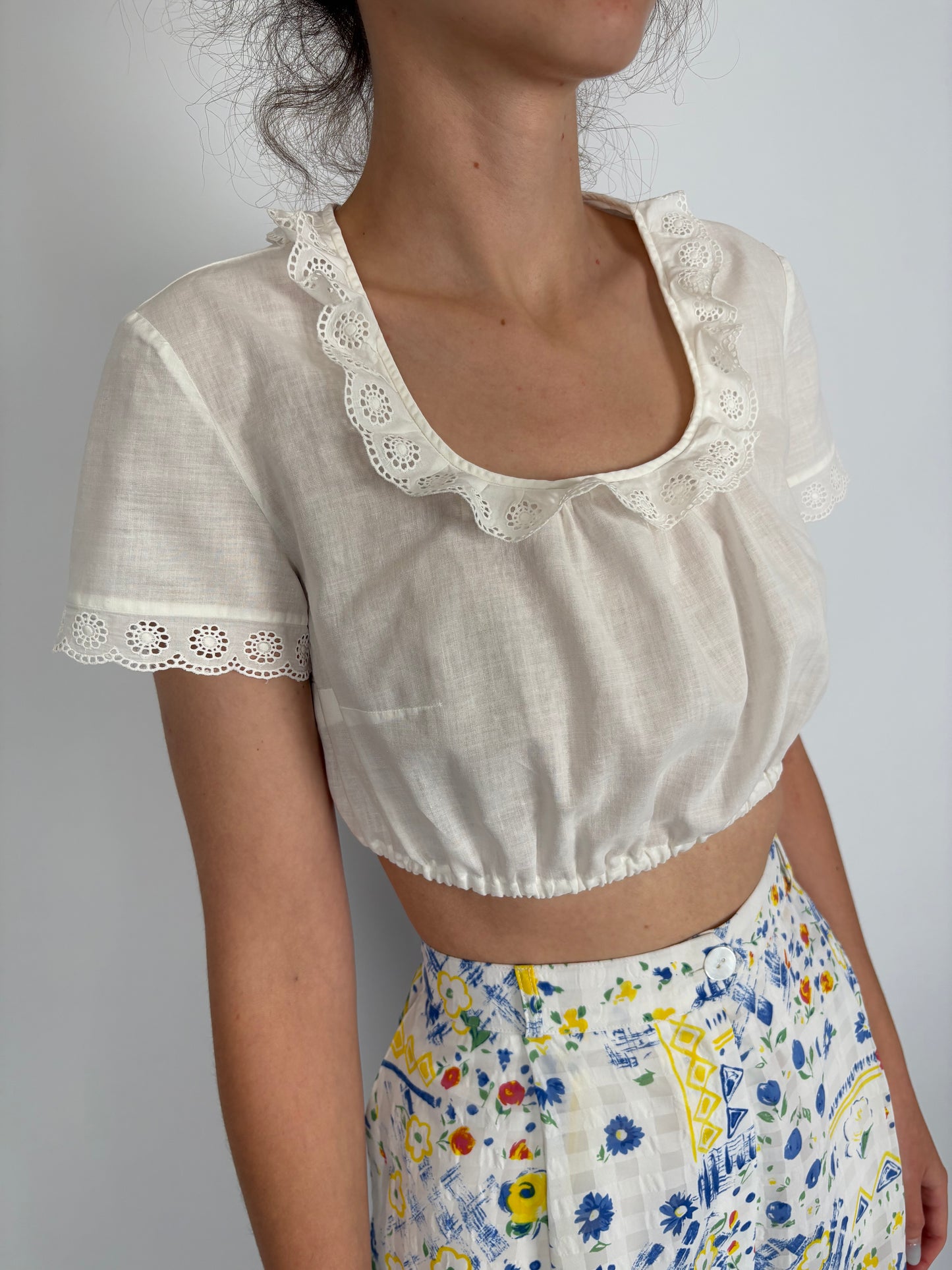 Top cropped cu broderie anglaise din panzica extrafina de bumbac