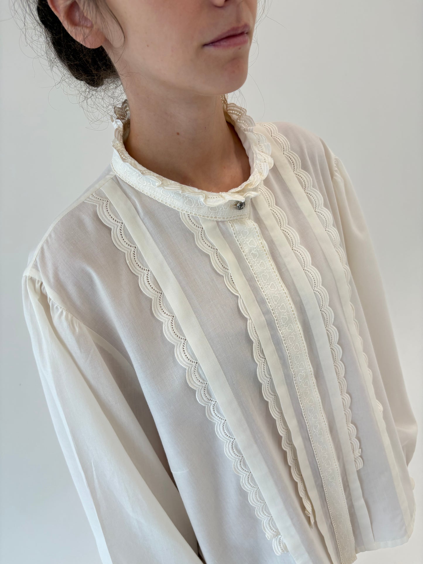 Cămașa vintage butter white cu broderie angoaise și inserții superbe de dantelă