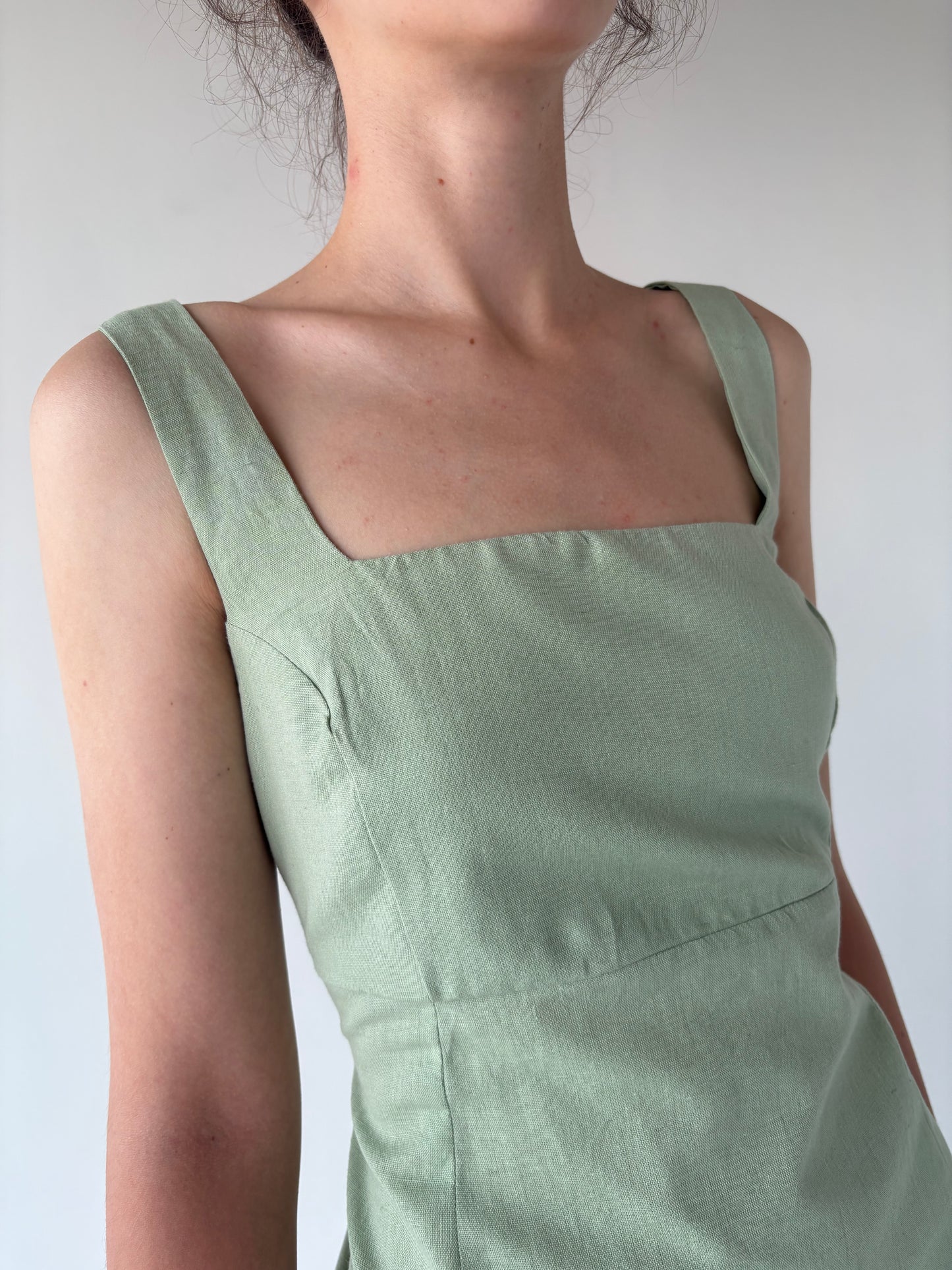 Rochie nouă pistachio green din in cu sate ușor reglabil și decupaj