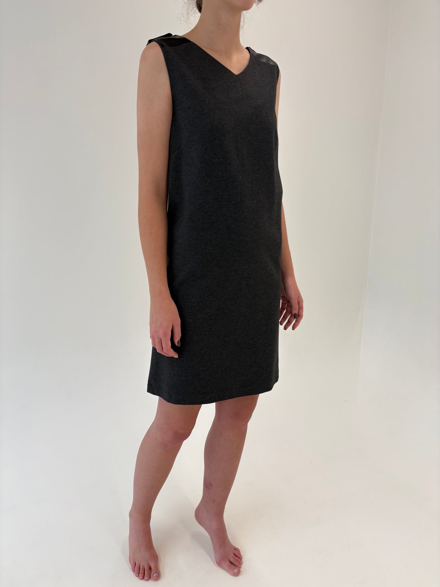 Rochie business de brand luxury Trussardi în croi minimalist