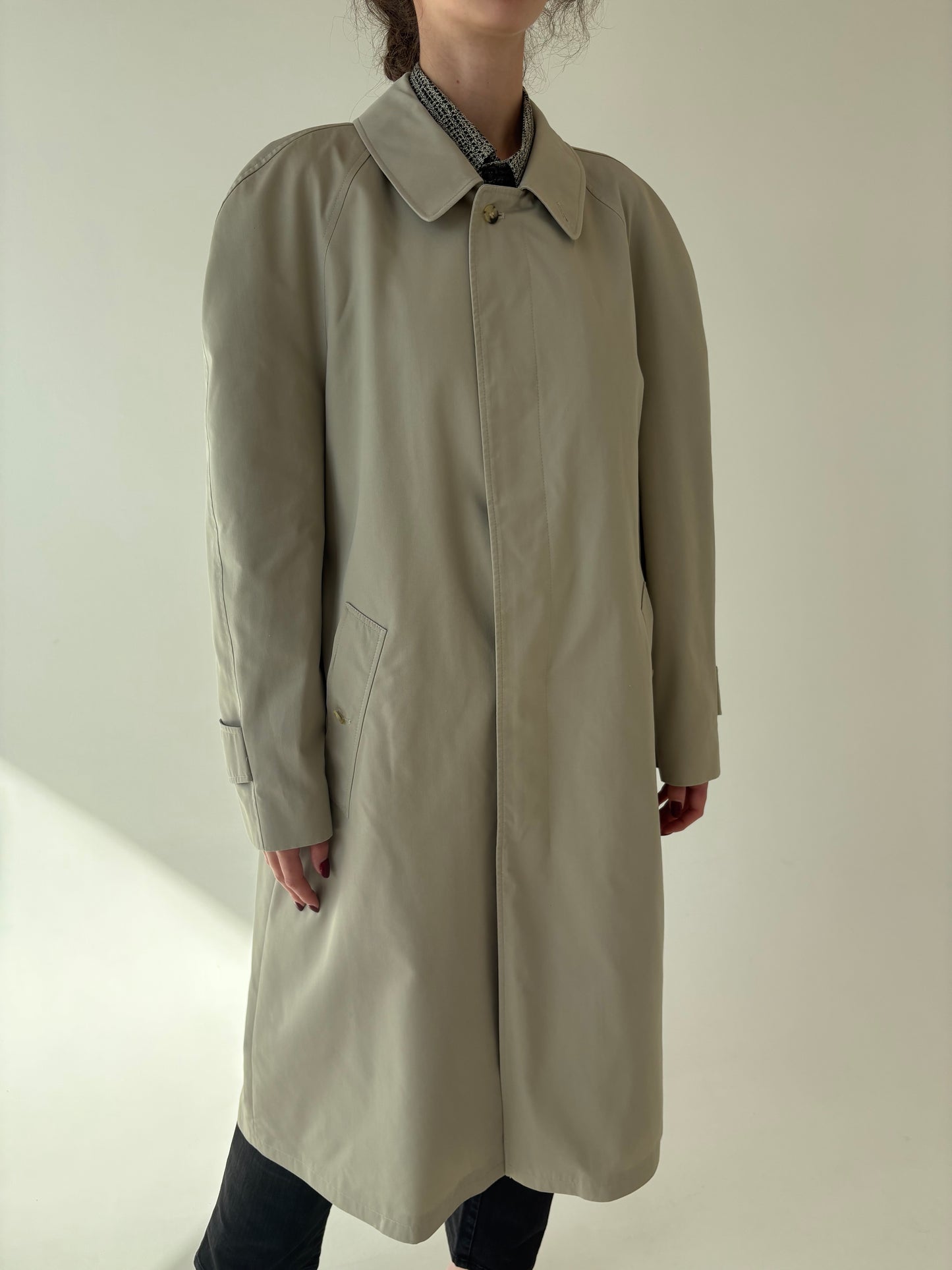 Trench vintage light nude impermeabil în croi revenit în trend