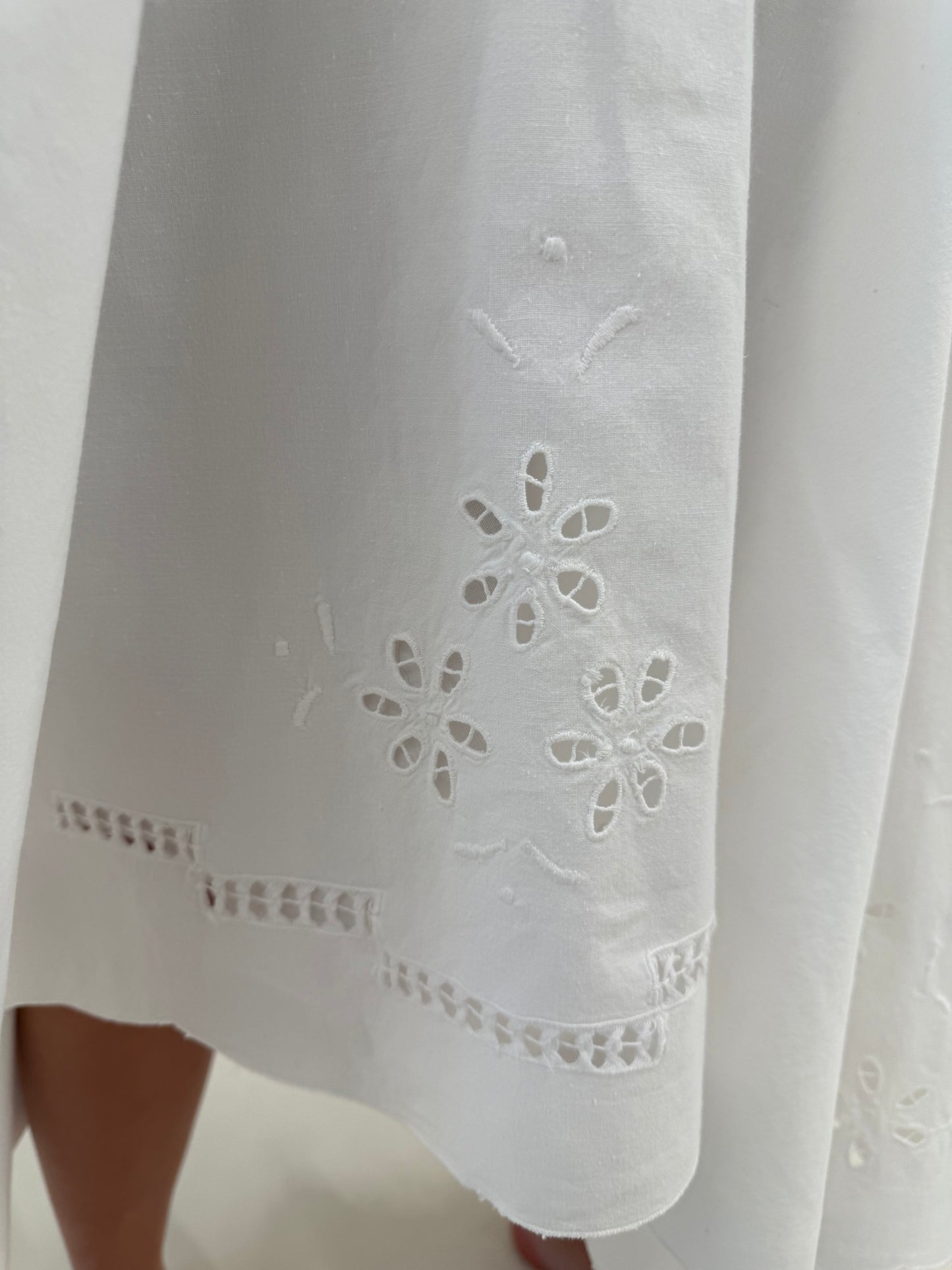 Fustă ultra chic bijuteriecu broderie manuală din pânză fină în croi mai lung la spate
