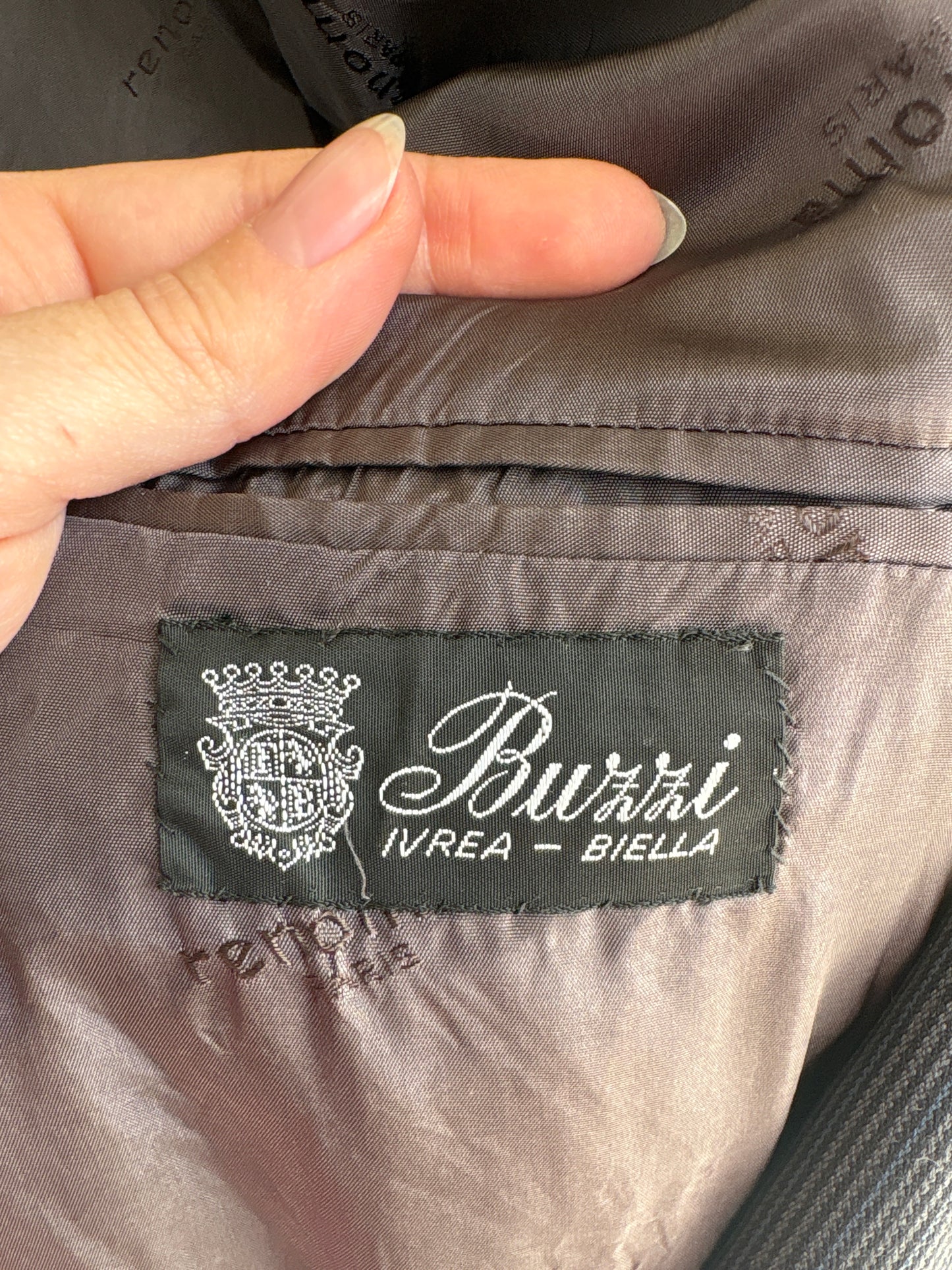 Costum italian cu închidere dublă din stofă excepțională de lana extrafina