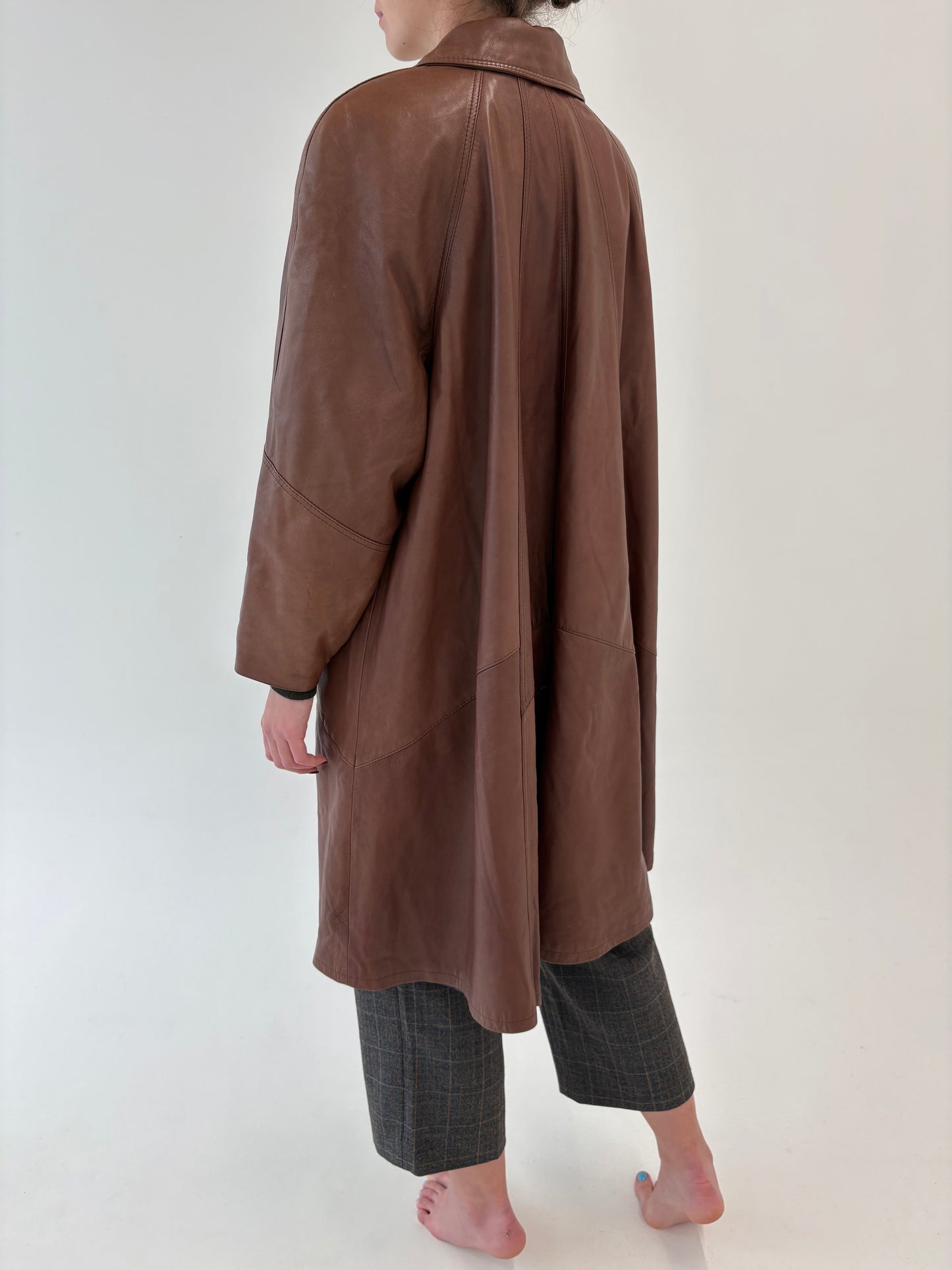 Pardesiu vintage chocolate brown petite în croi drapat din piele naturală