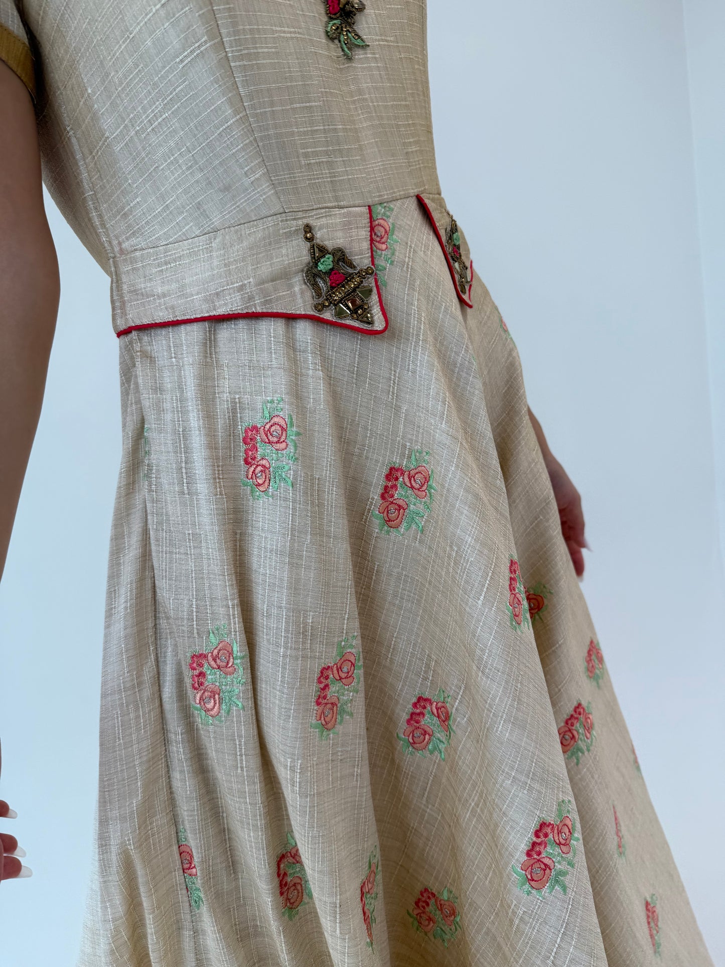 Rochie maxi light camel cu corsaj și aplicații manuale superbe