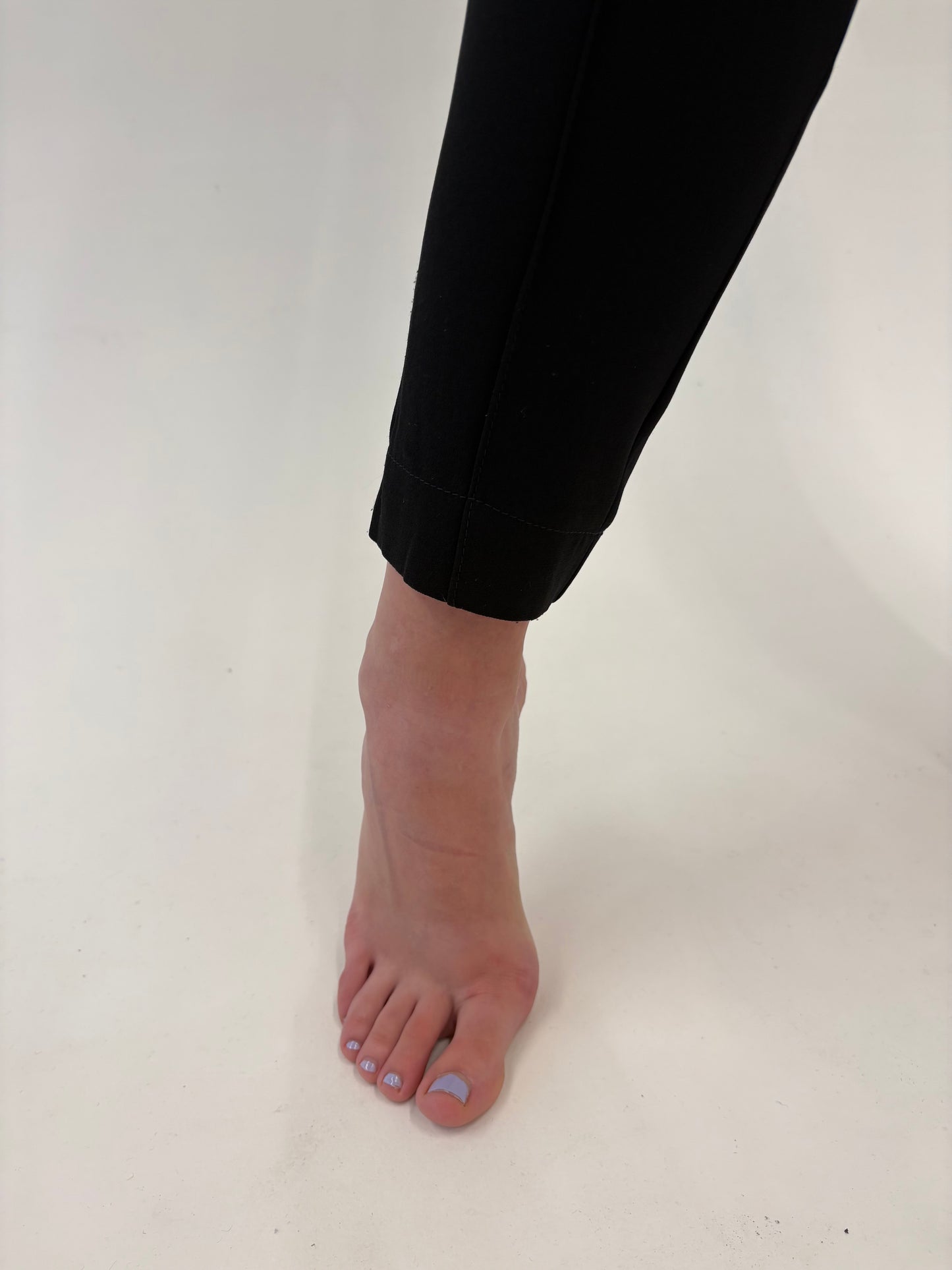 Pantaloni negri tall Laurel by Escada cu influențe casual și talie elastică