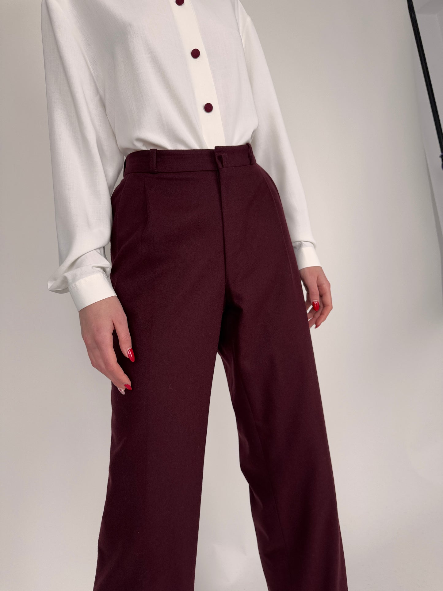 Pantaloni burgundy din lana plină extafina cu pense