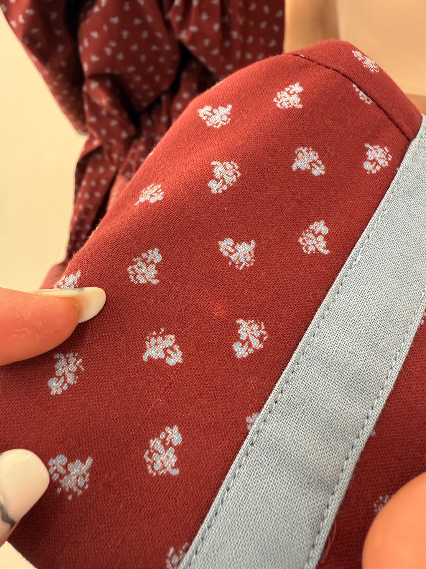 Rochie vintage burgundy cu print floral delicat baby Blue și corsaj