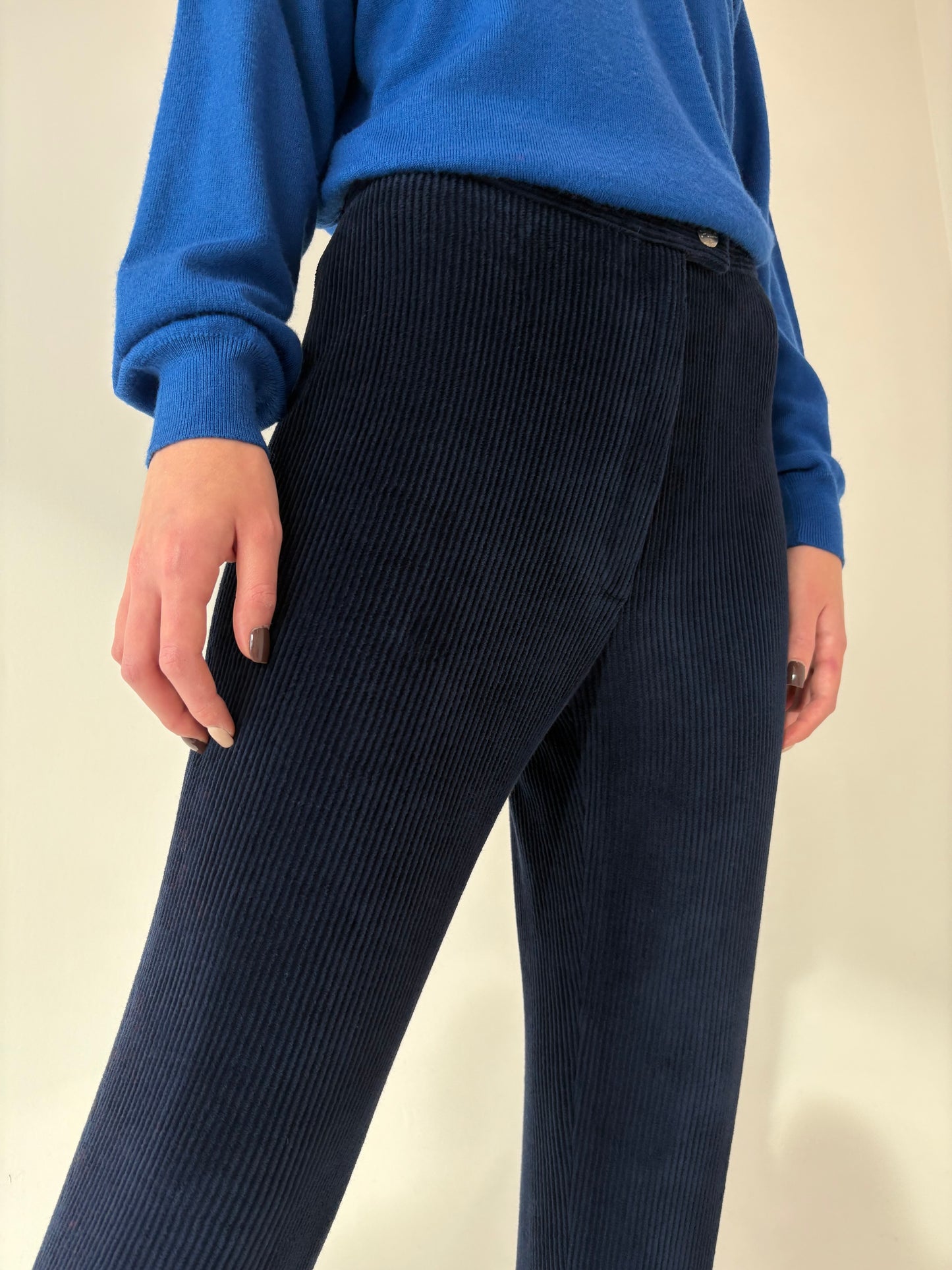 Pantaloni vintage albastru cerneală din corduroy în croi super revenit în trend
