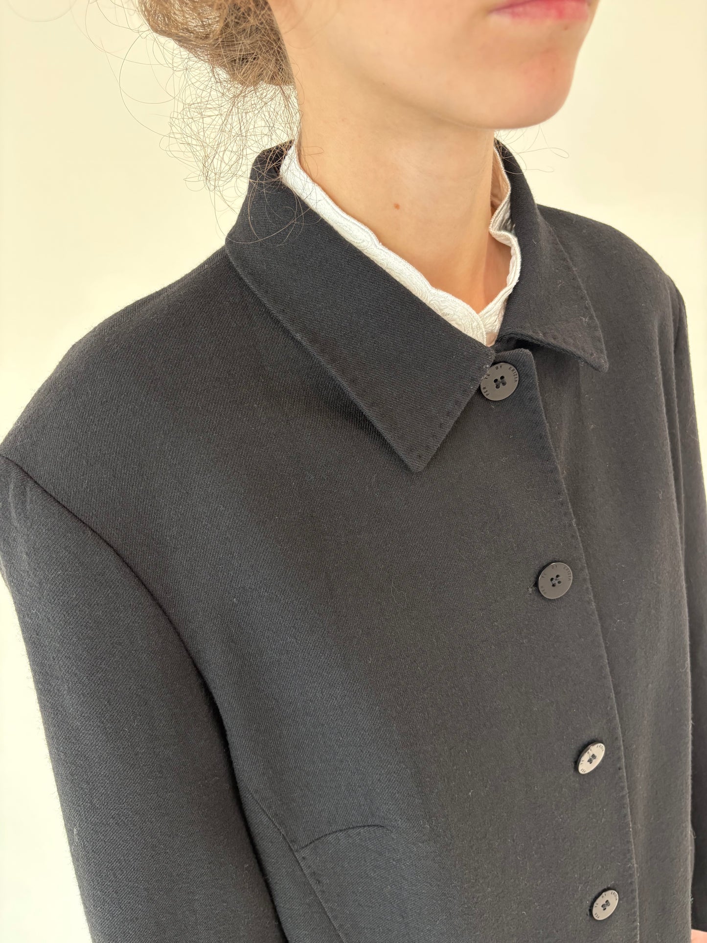 Jacheta petite neagră de brand luxury Krizia din lana extrem de fină