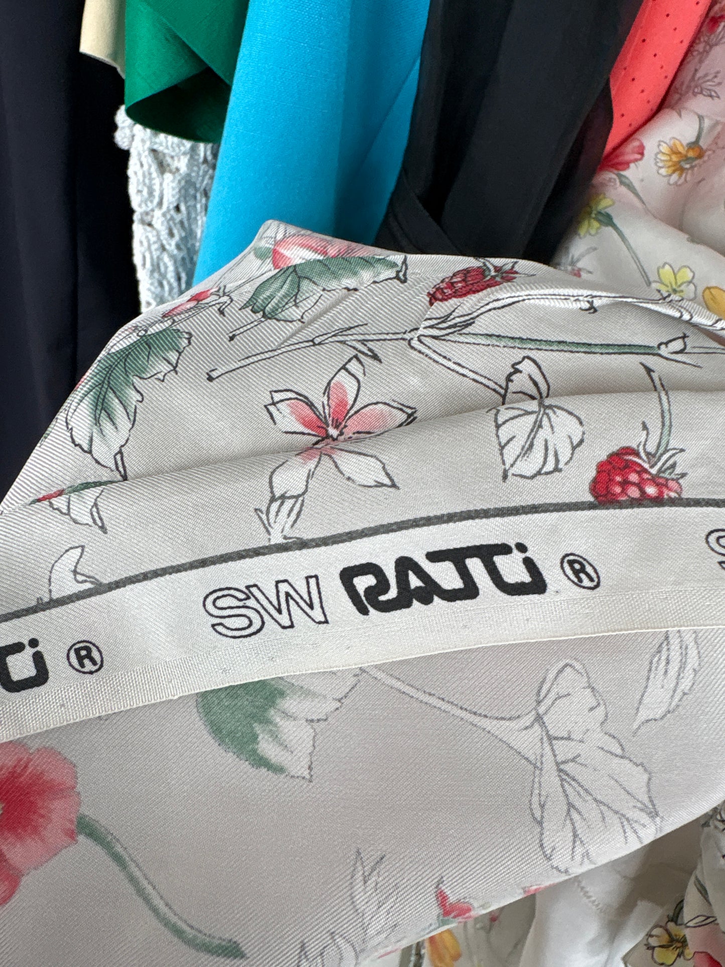 Rochie din mătase naturală cu talie use marcată și print floral superb