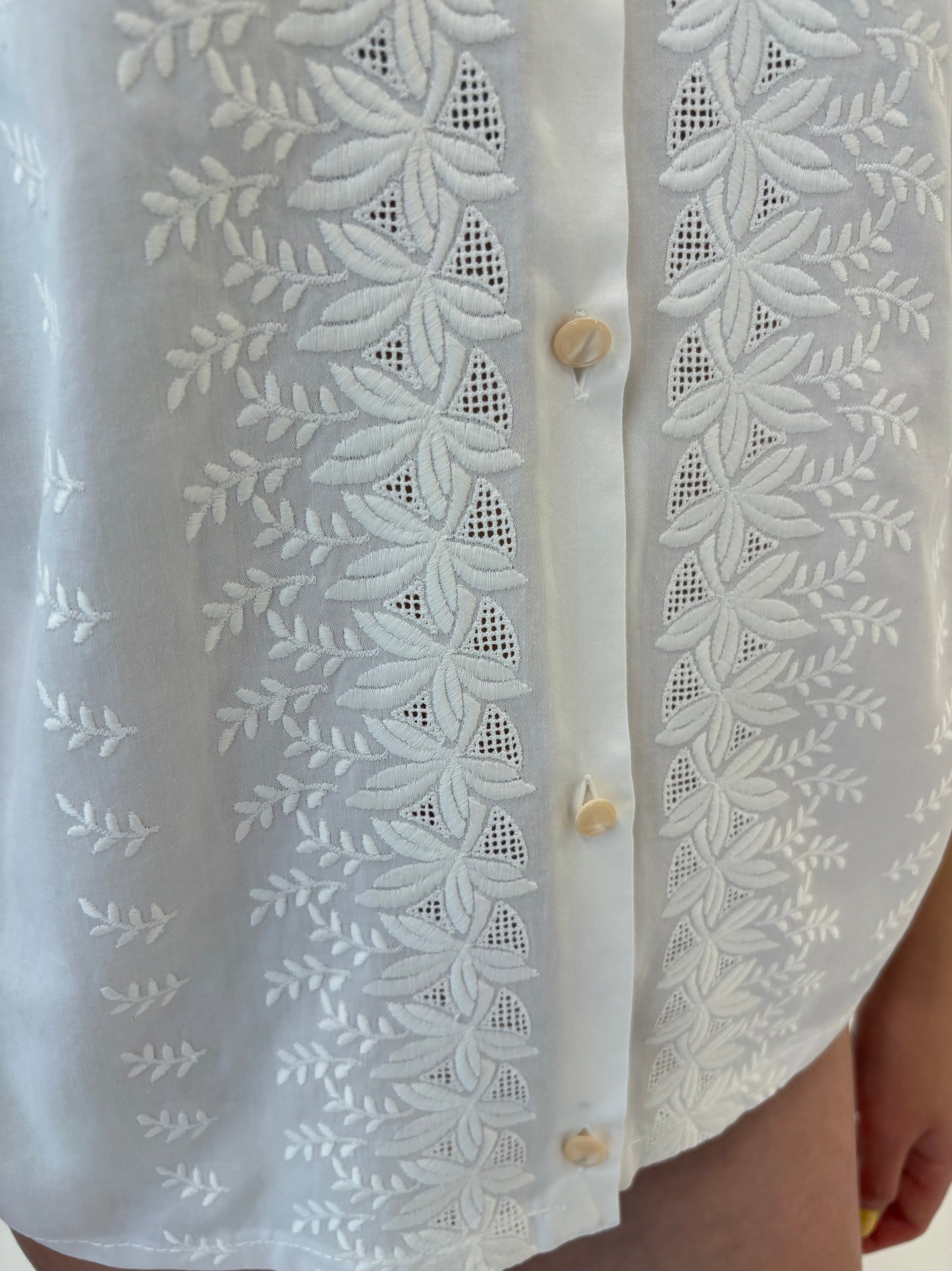 Cămașa vintage cu broderie excepțională pe bumbac satinat