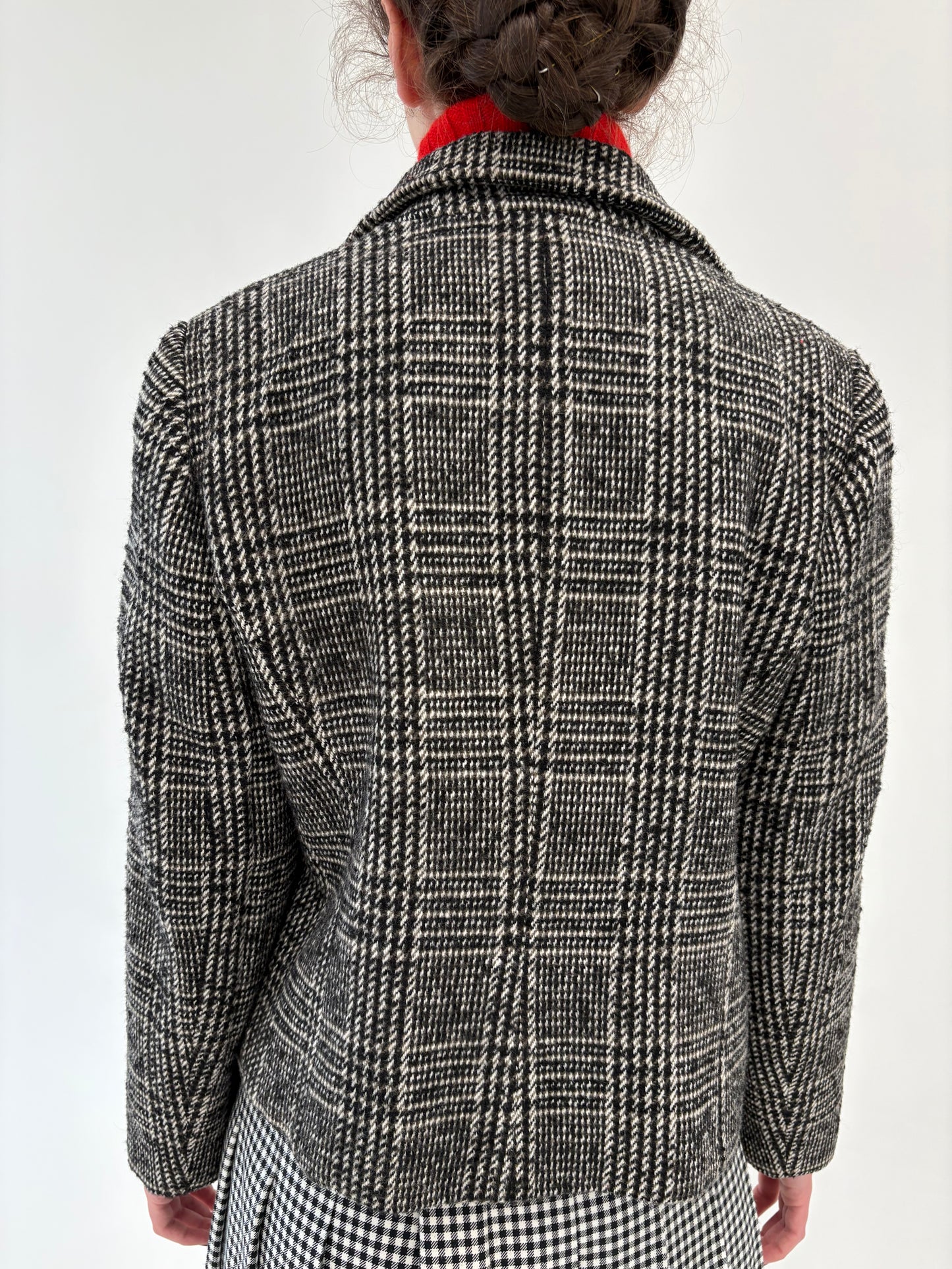 Sacou super cambrat din tweed de lana în carouri alb negru