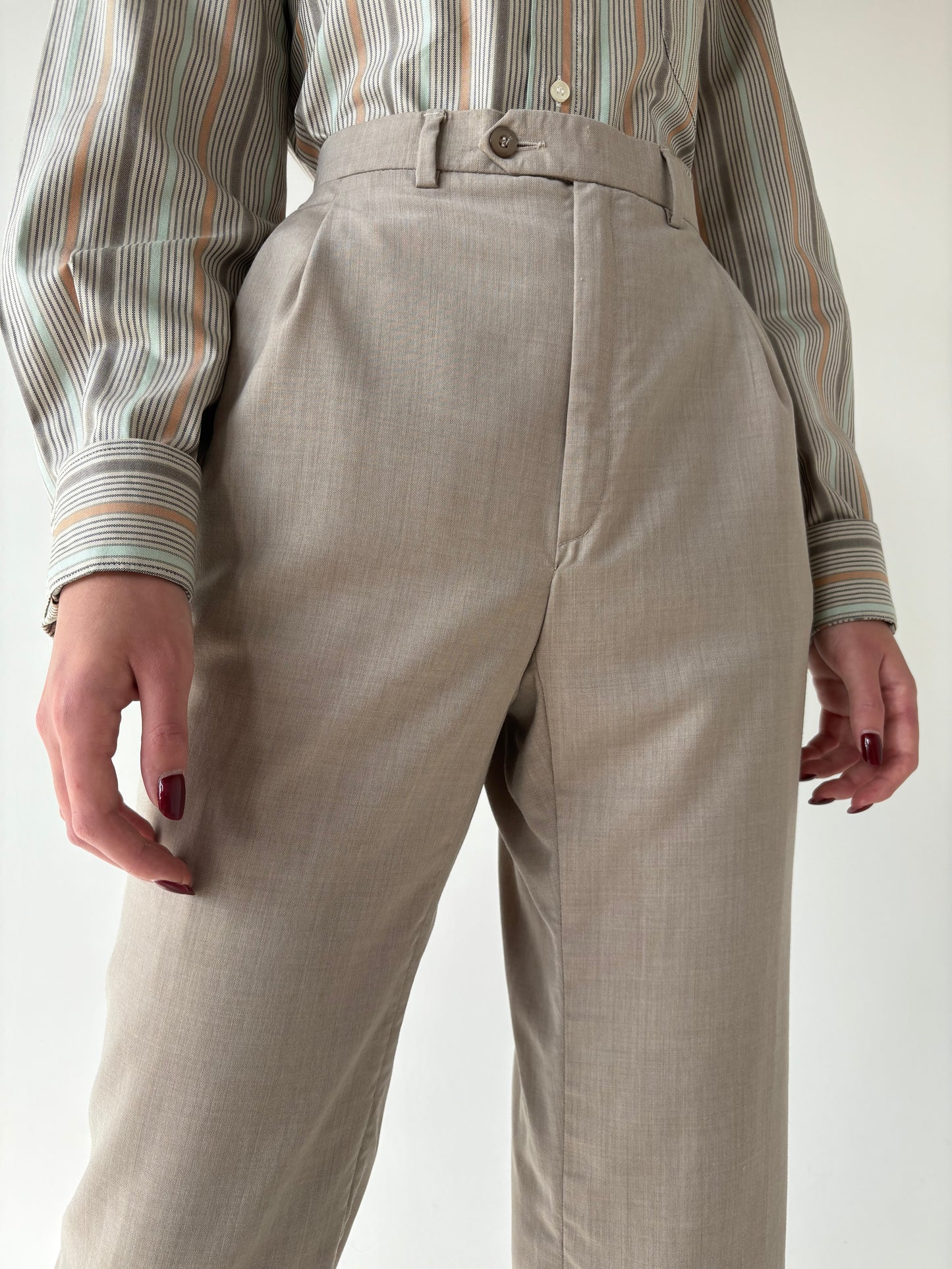 Costum light nude din lana extrafina în croi actual și pantaloni cu pense
