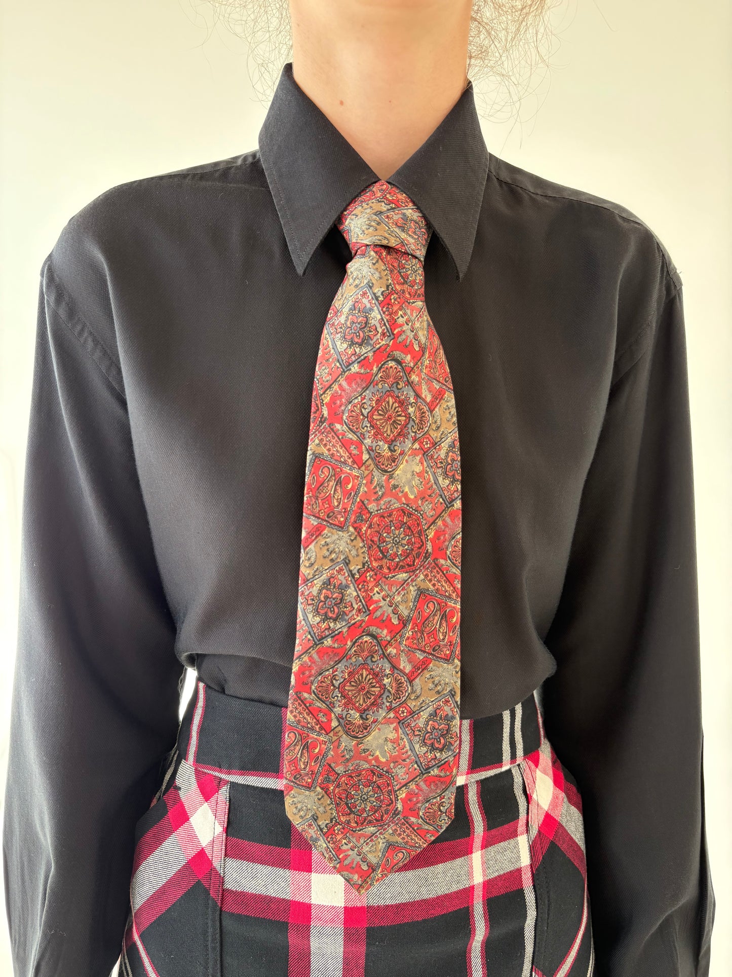Cravata italiană cherry red cu print paisley din mătase naturală