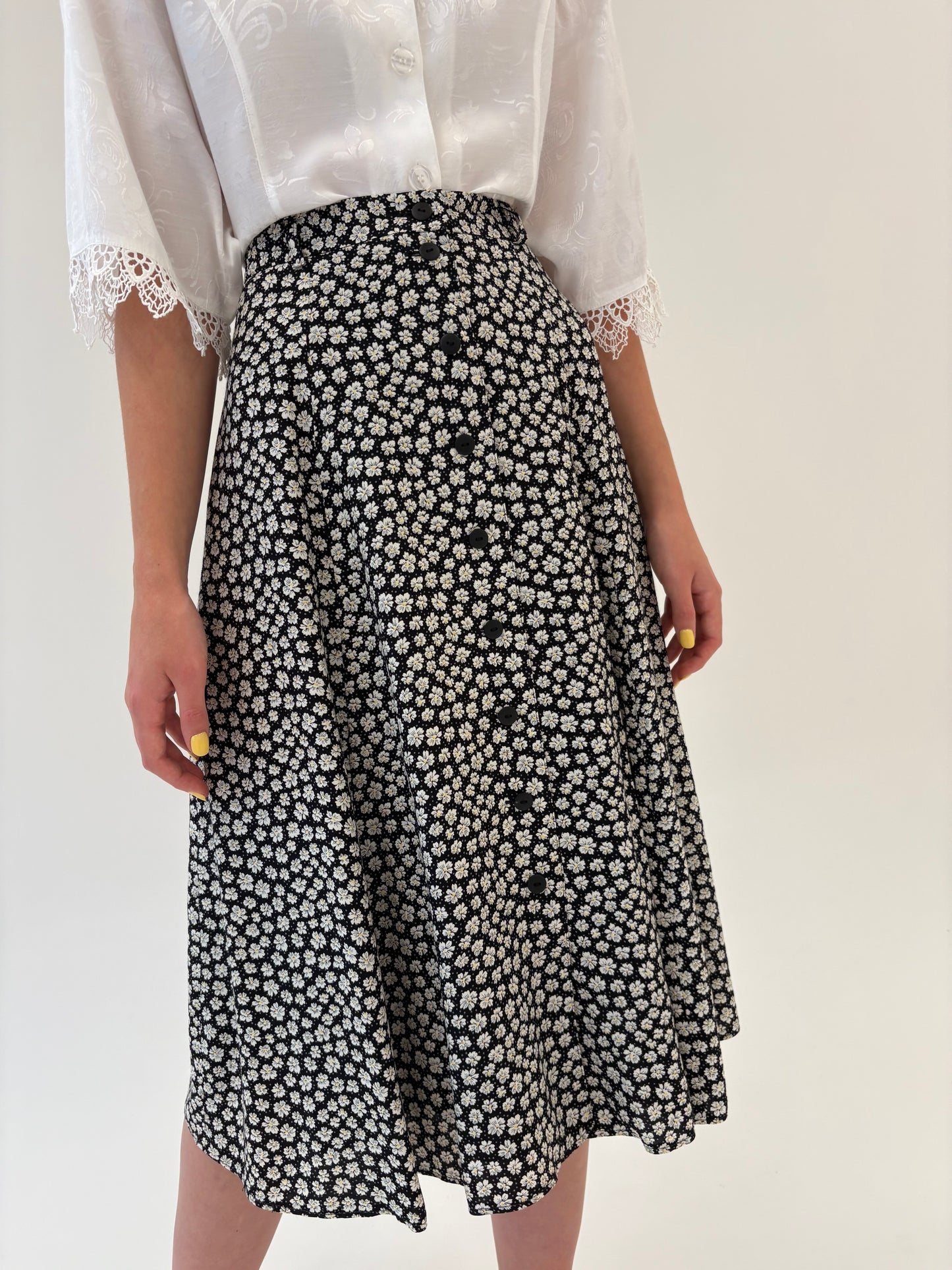 Fustă vintage neagră cu print floral delicat cu margarete