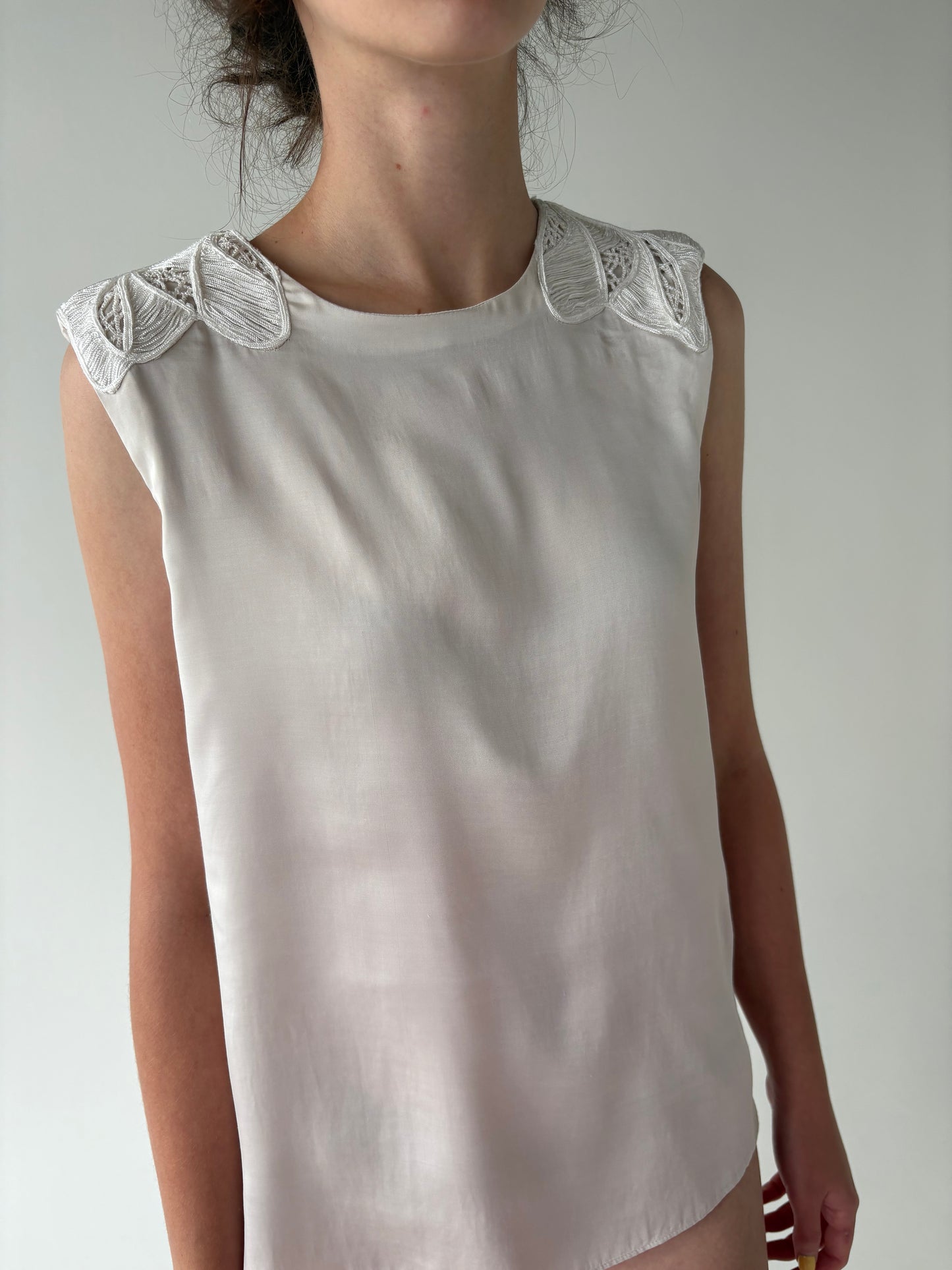 Top satinat butter white Armani cu aplicații pe umeri