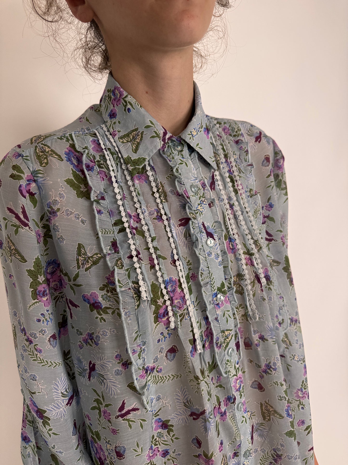 Cămașa baby blue cu print floral delicat în croi lejer