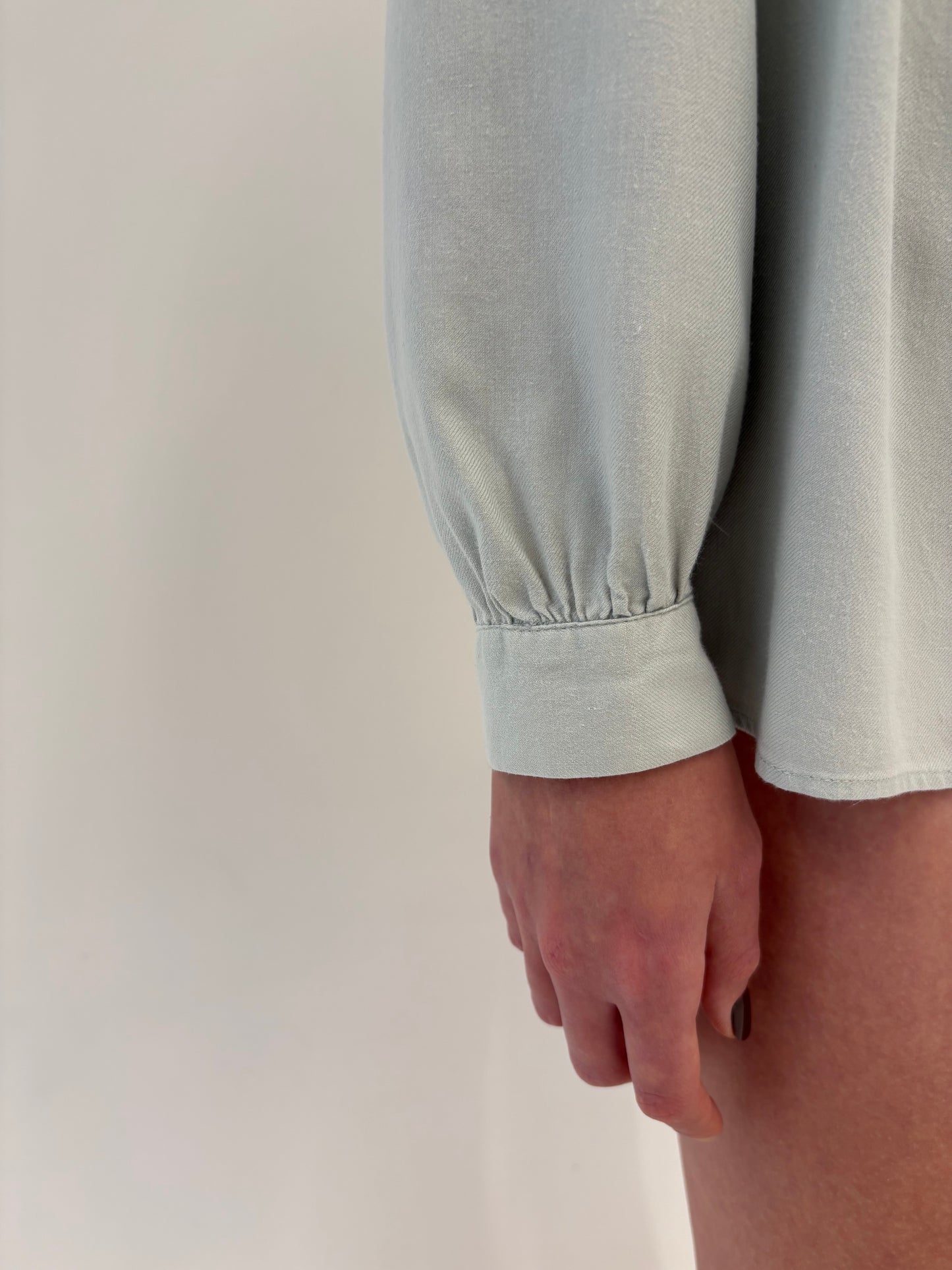 Cămașa vintage în croi elaborat cu umeri accentuați în culoare pudrată