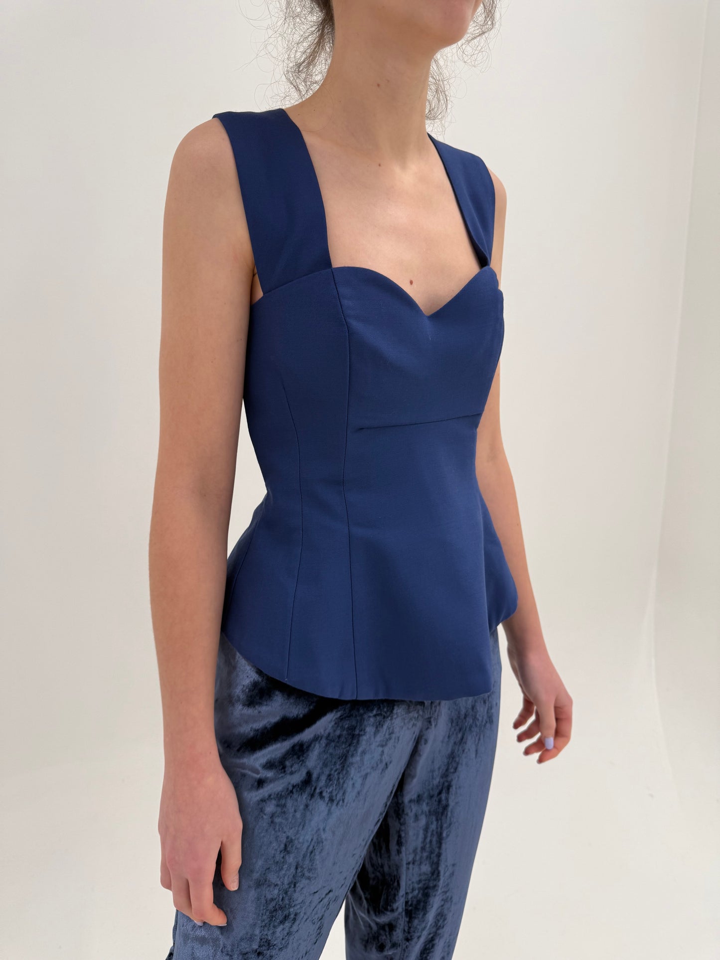 Corset din lana extrafina de la zi la seară cu bretele late și decolteu inima