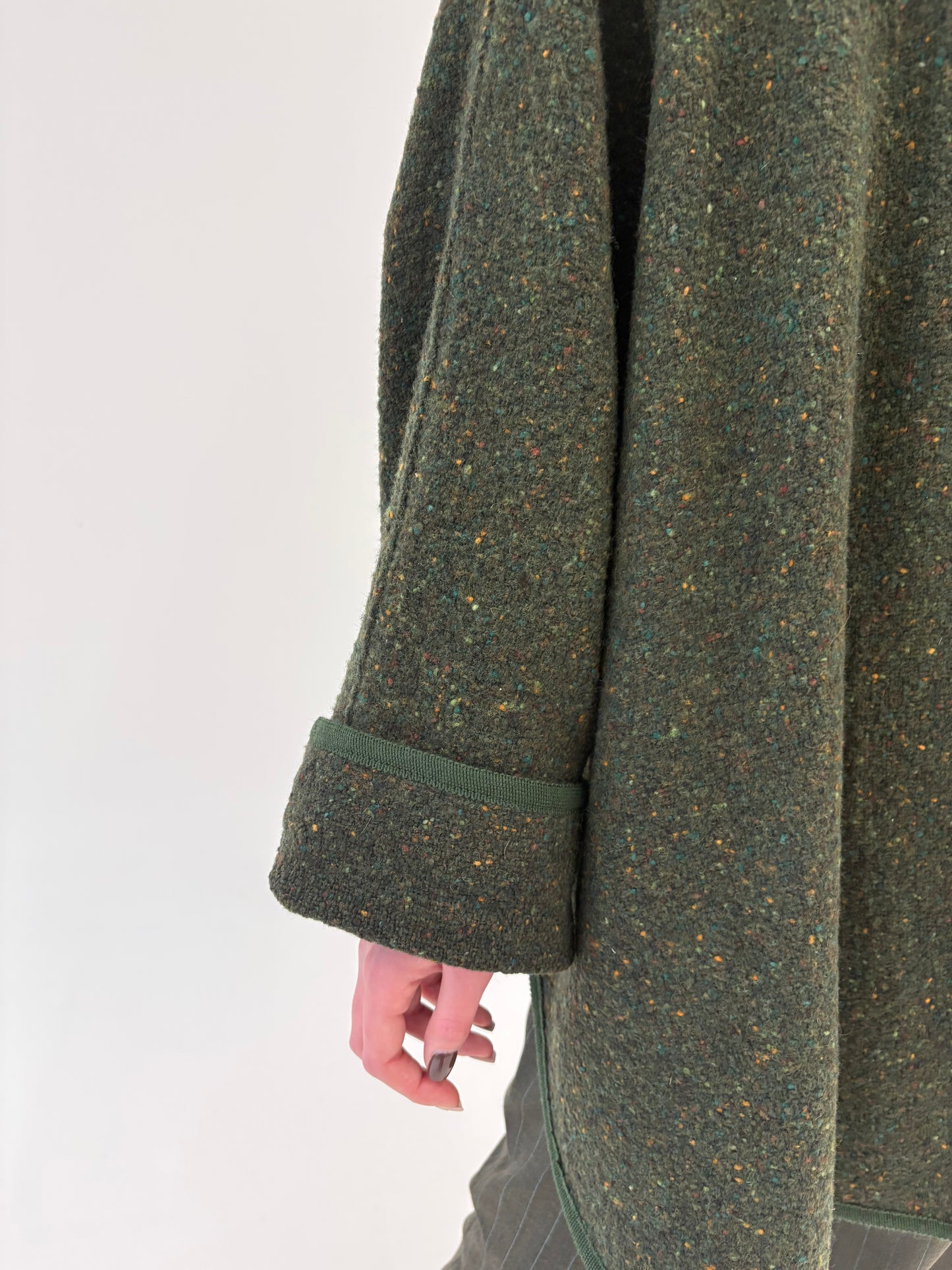 Palton vintage tip capa forest green din tweed Donegal 80% lana cu inserții colorate