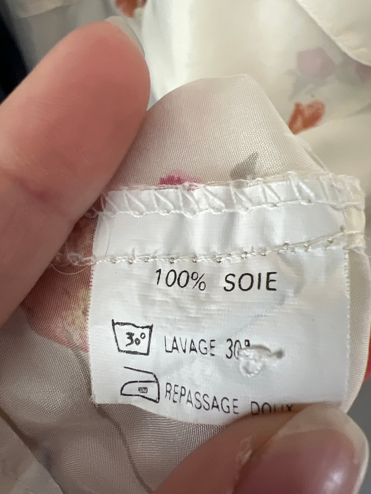 Cămașa din mătase naturală butter white cu print floral delicat