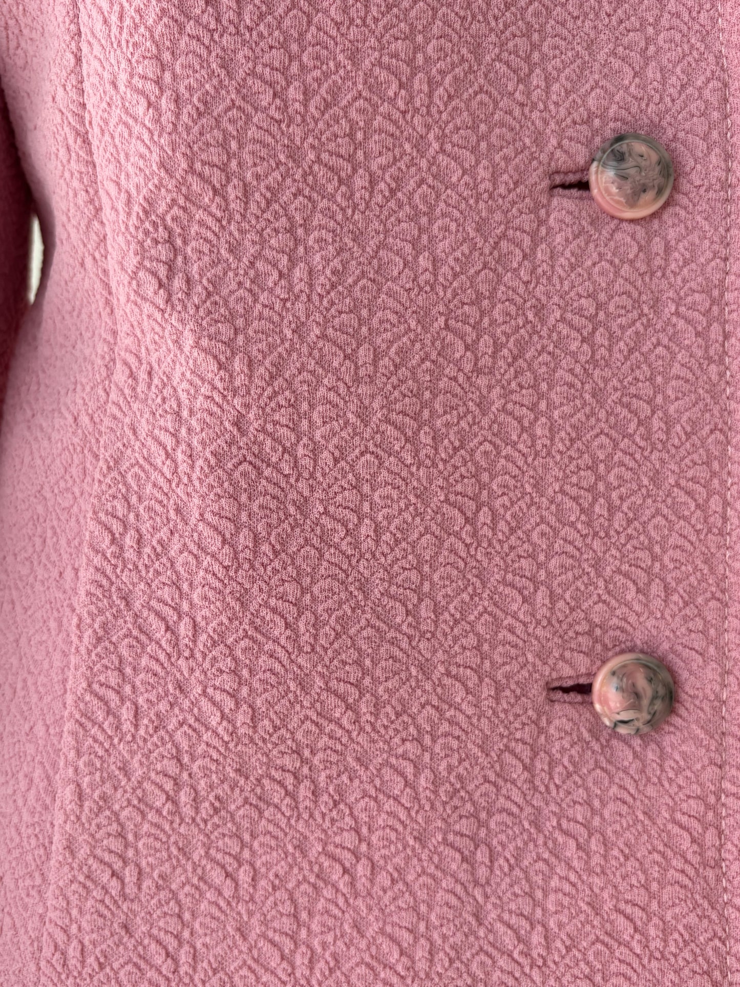 Sacou vintage roz pudrat din brocart în croi ușor cambrat