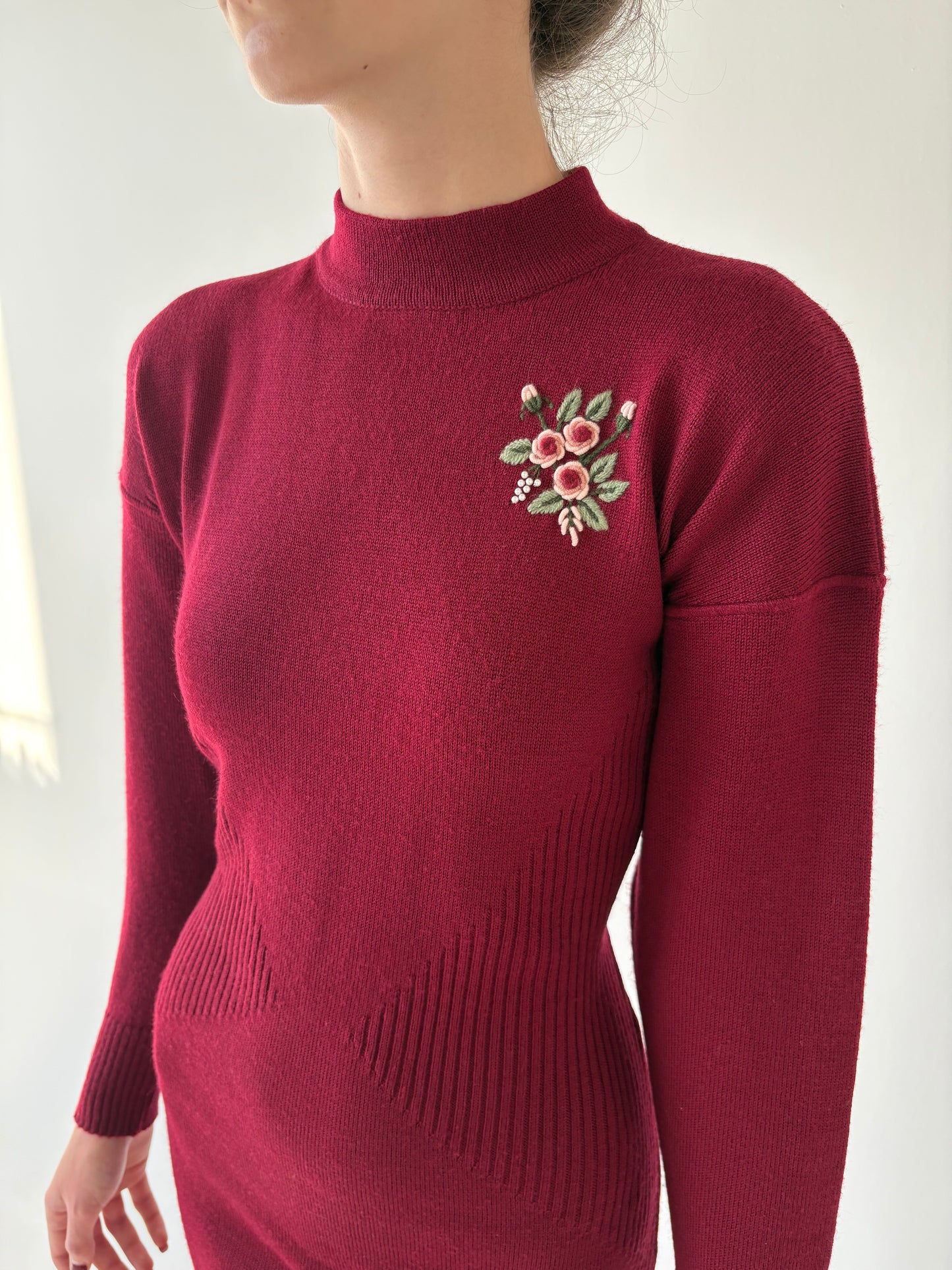 Rochie burgundy din lana merino extrafina cu broderie manuală