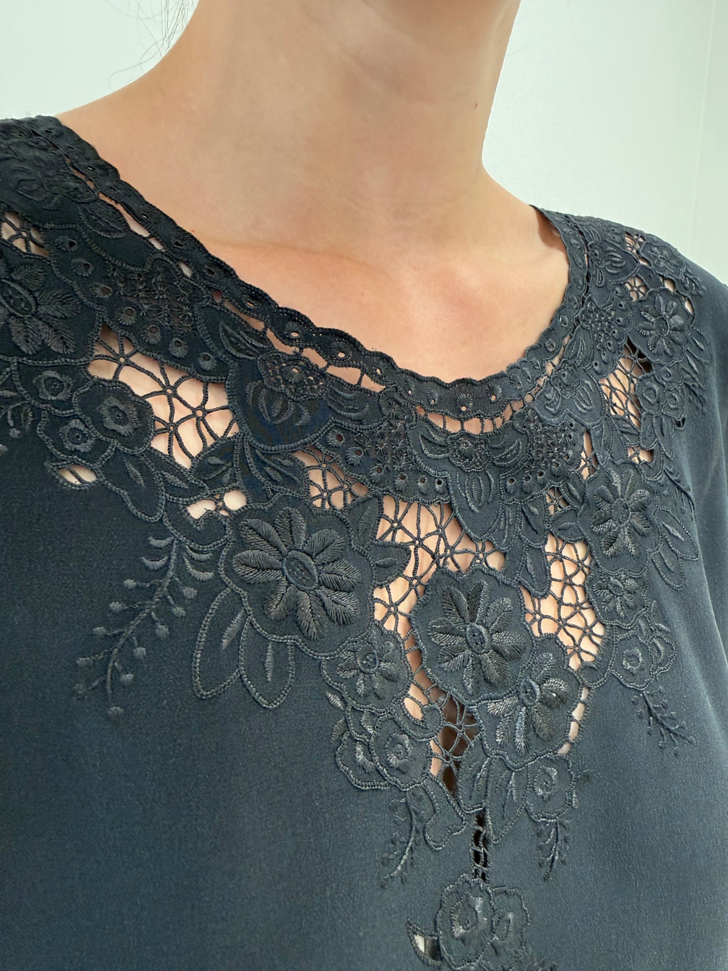 Top negru bijuterie din mătase naturală cu broderie manuală