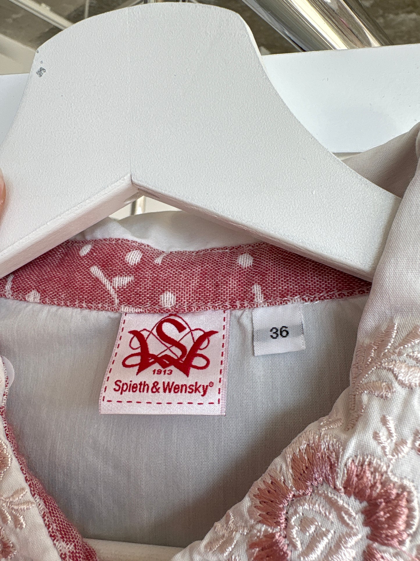 Cămașa vintage cu broderie și lucratura manuală excepțională