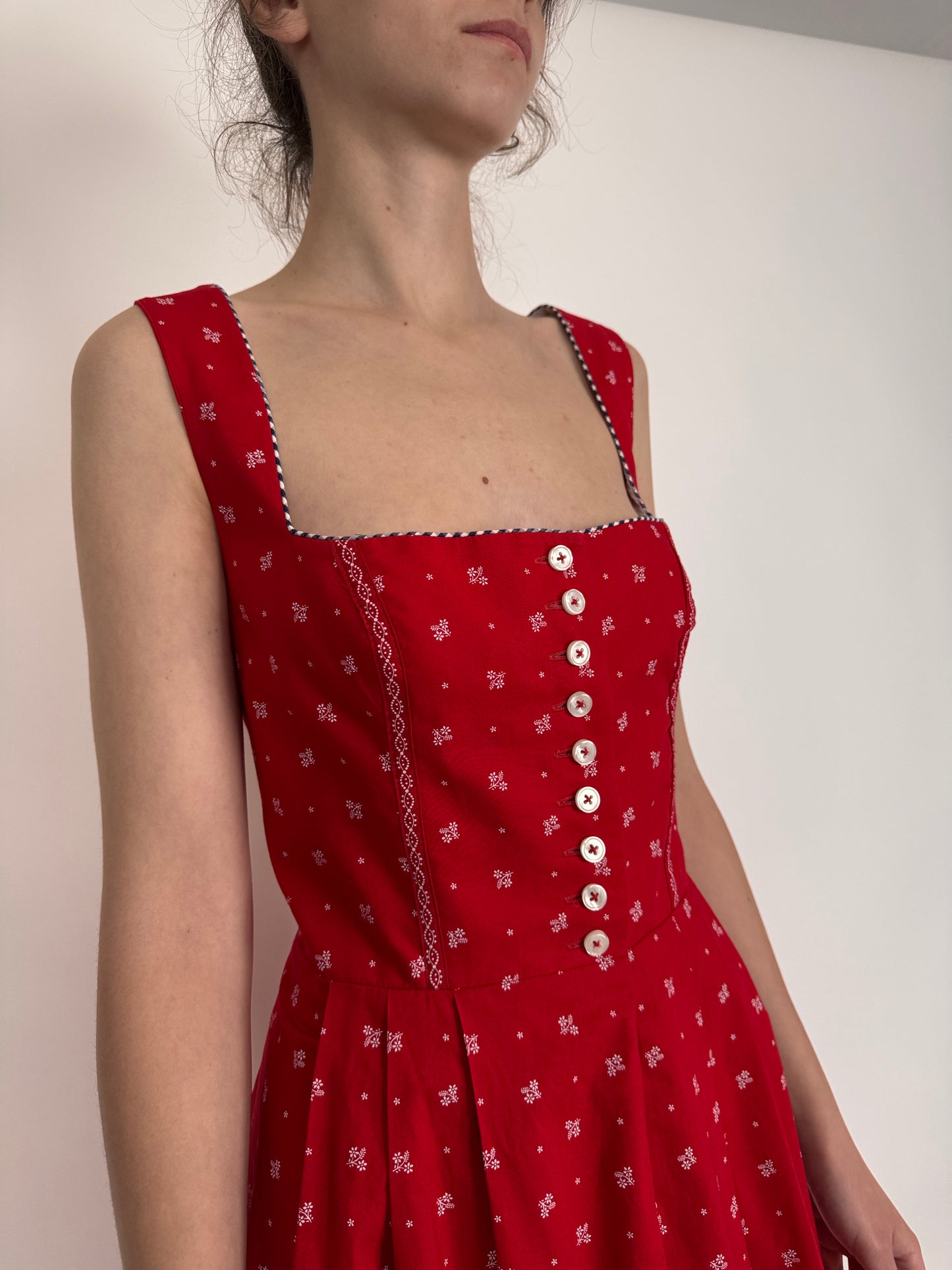 Rochie vintage cherry red cu corsaj și talie ultra marcată din pânză fină