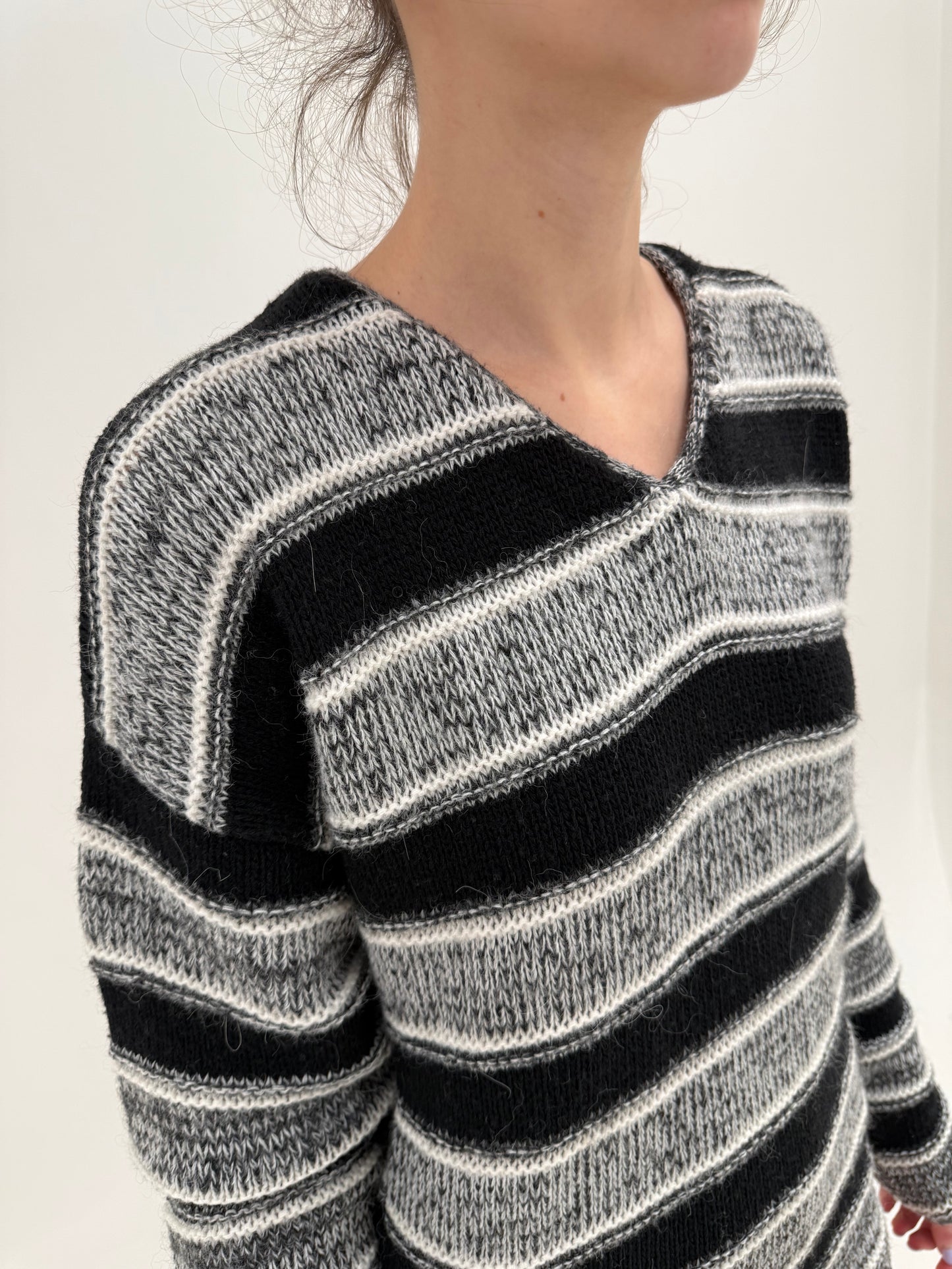 Pulover vintage Versace în croi lejer din lana extrafina texturată