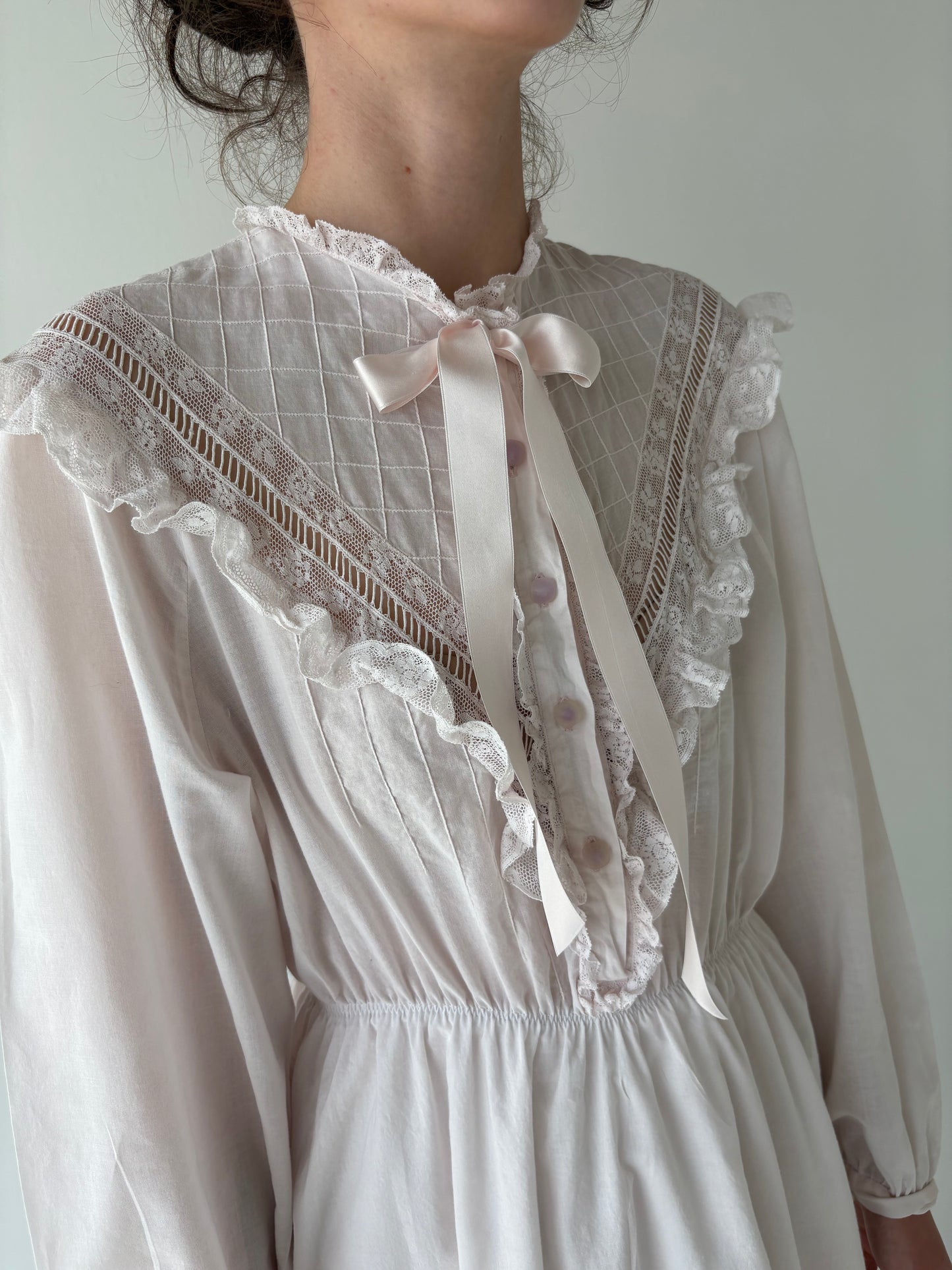 Rochie vintage roz pudrat cu lucrătură manuală și dantelă din panzica