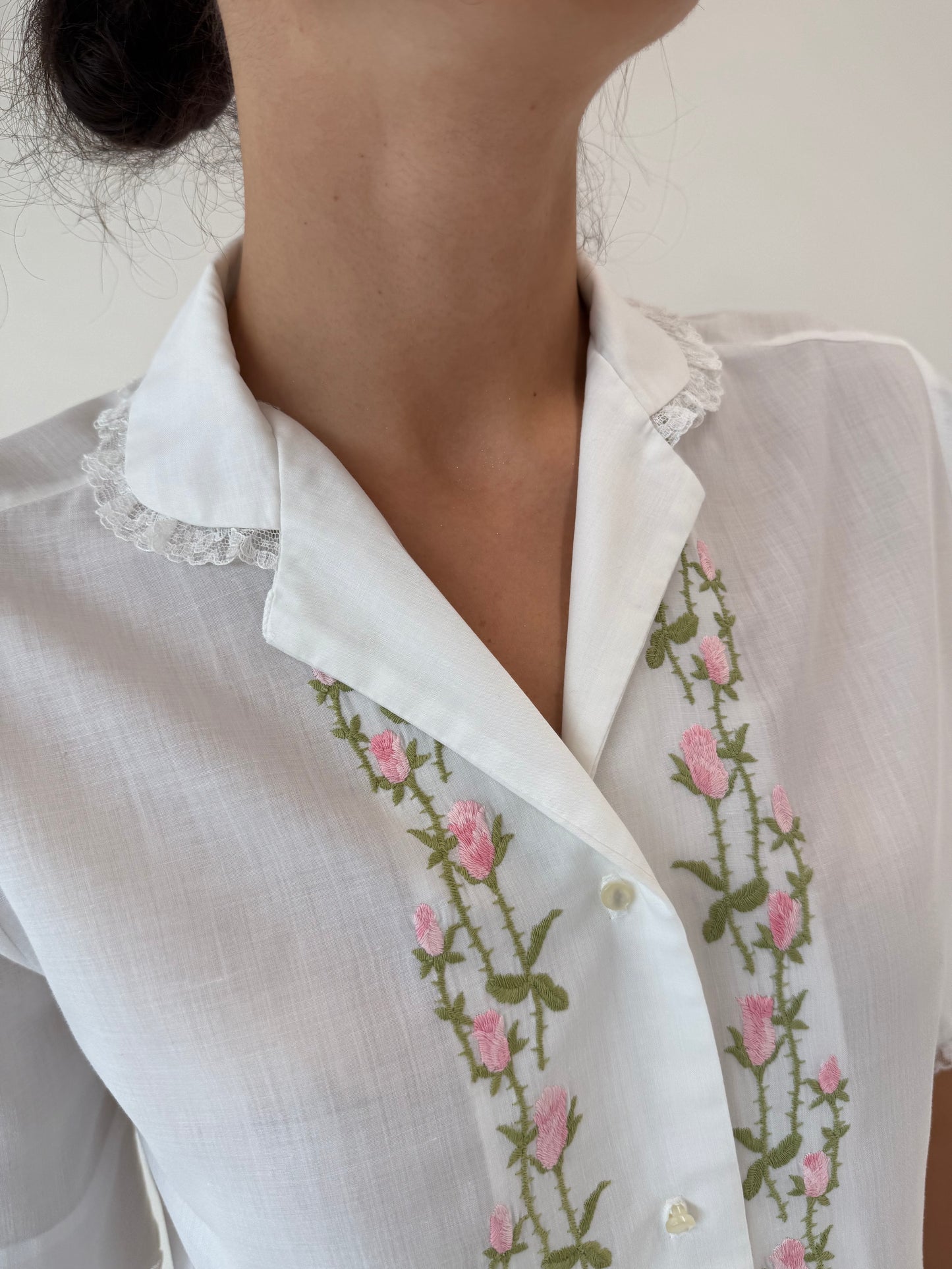 Cămașa vintage din bumbac cu broderie superbă