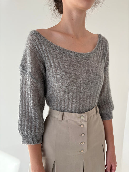 Top în croi lung lejer din baby mohair cu decolteu bărcuța