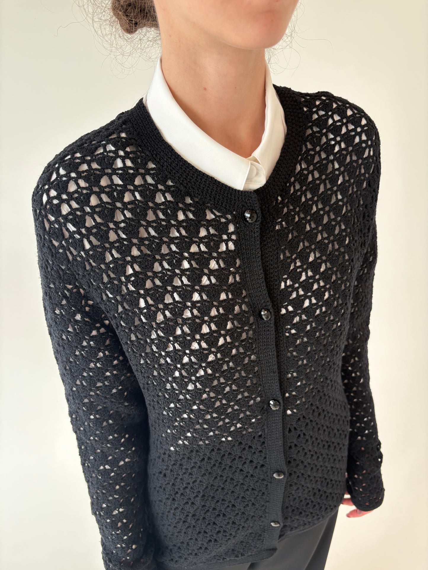 Cardigan negru dantelat lucrat manual din lana extrafina