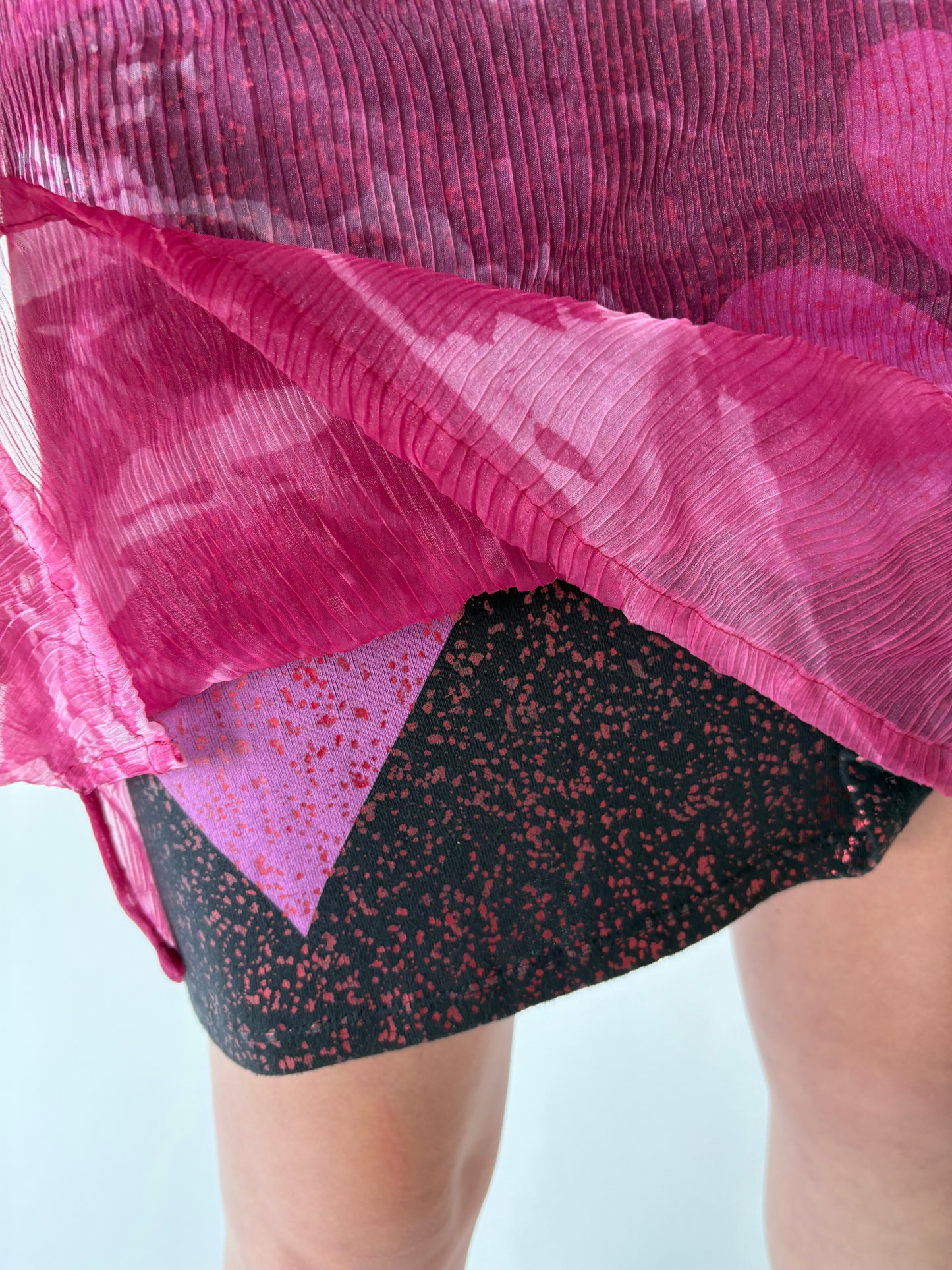 Fustă deosebită din organza texturată în tonuri de fucsia