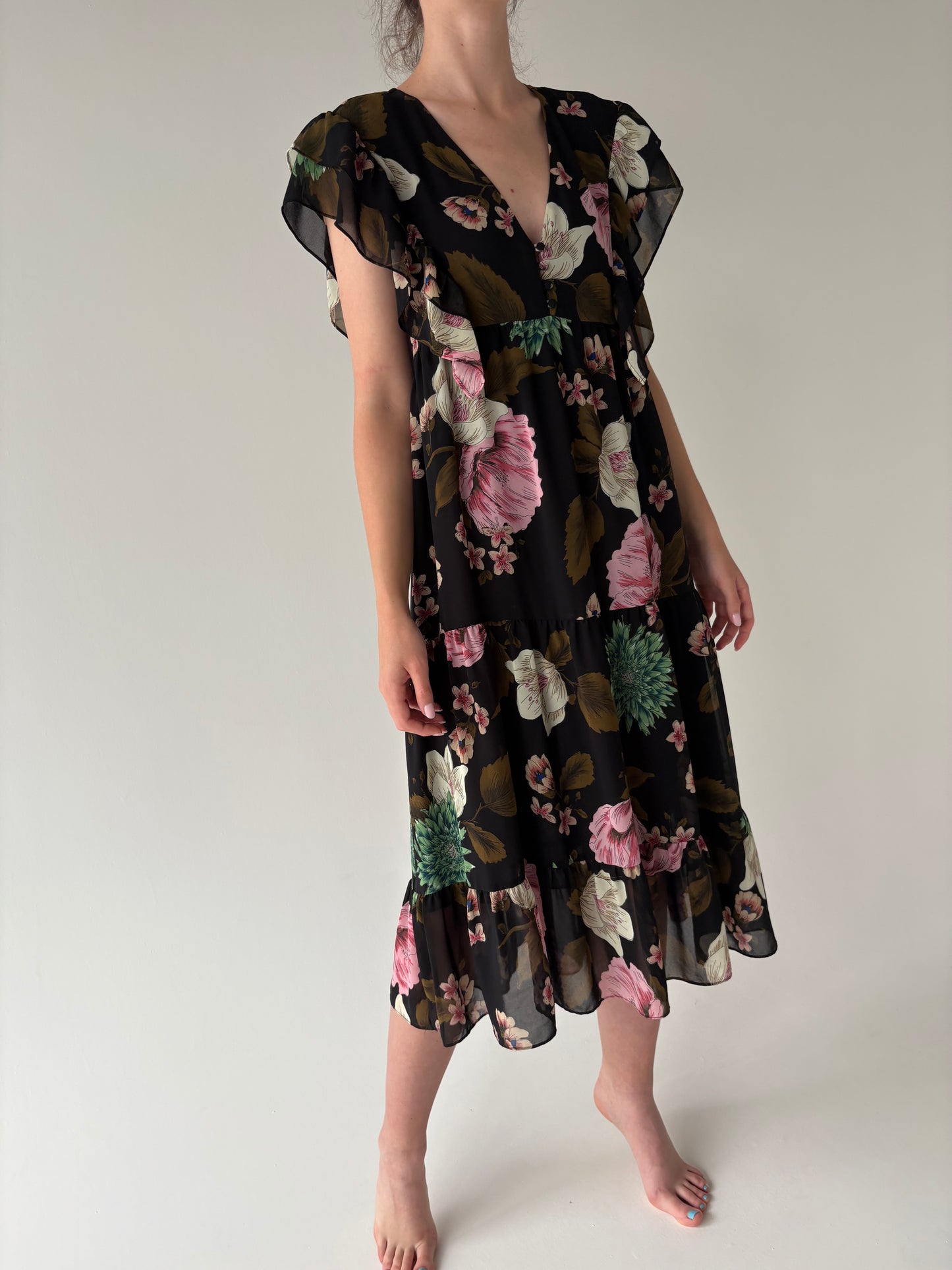 Rochie neagră cu print floral superb și mănecute cu volan