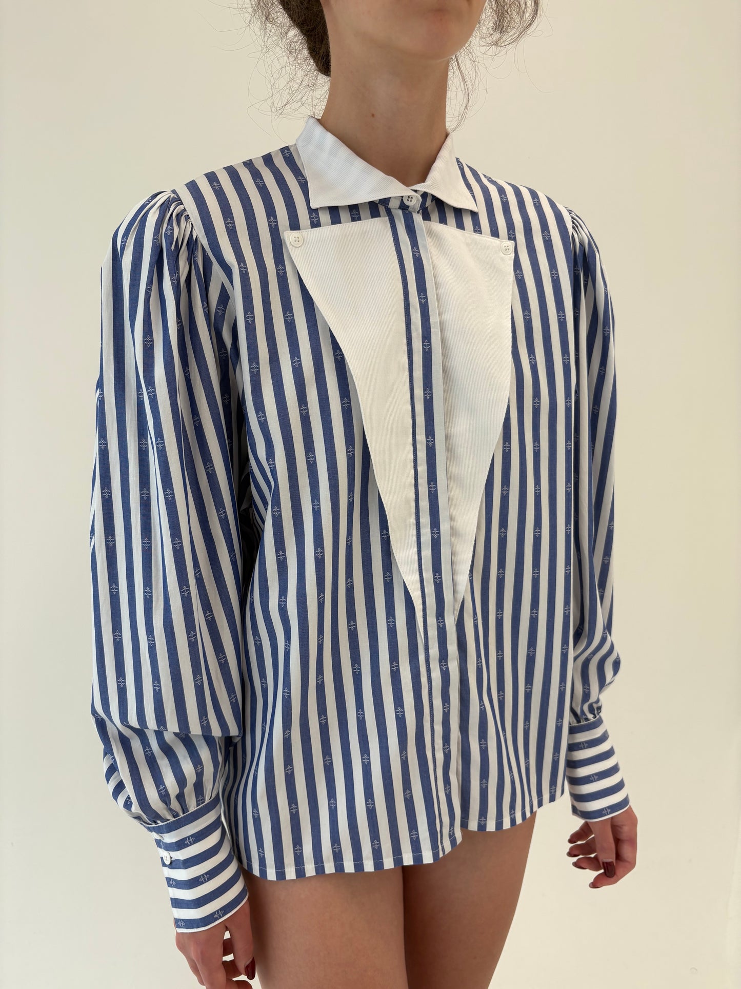 Cămașa vintage cu dungi în croi elaborat și jabou geometric