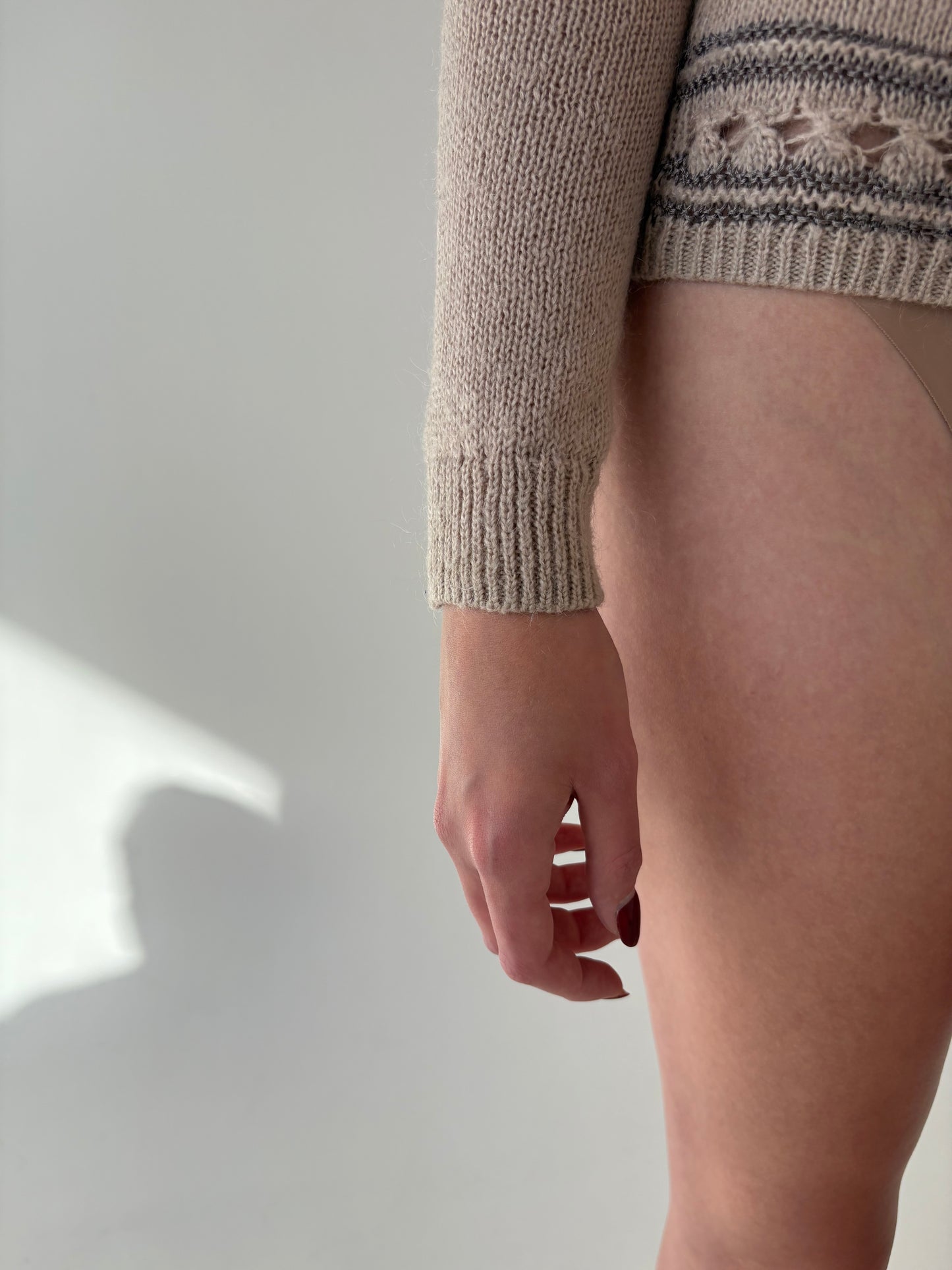 Cardigan nude usir cambrat din mix de baby mohair cu lucrătură dantelată