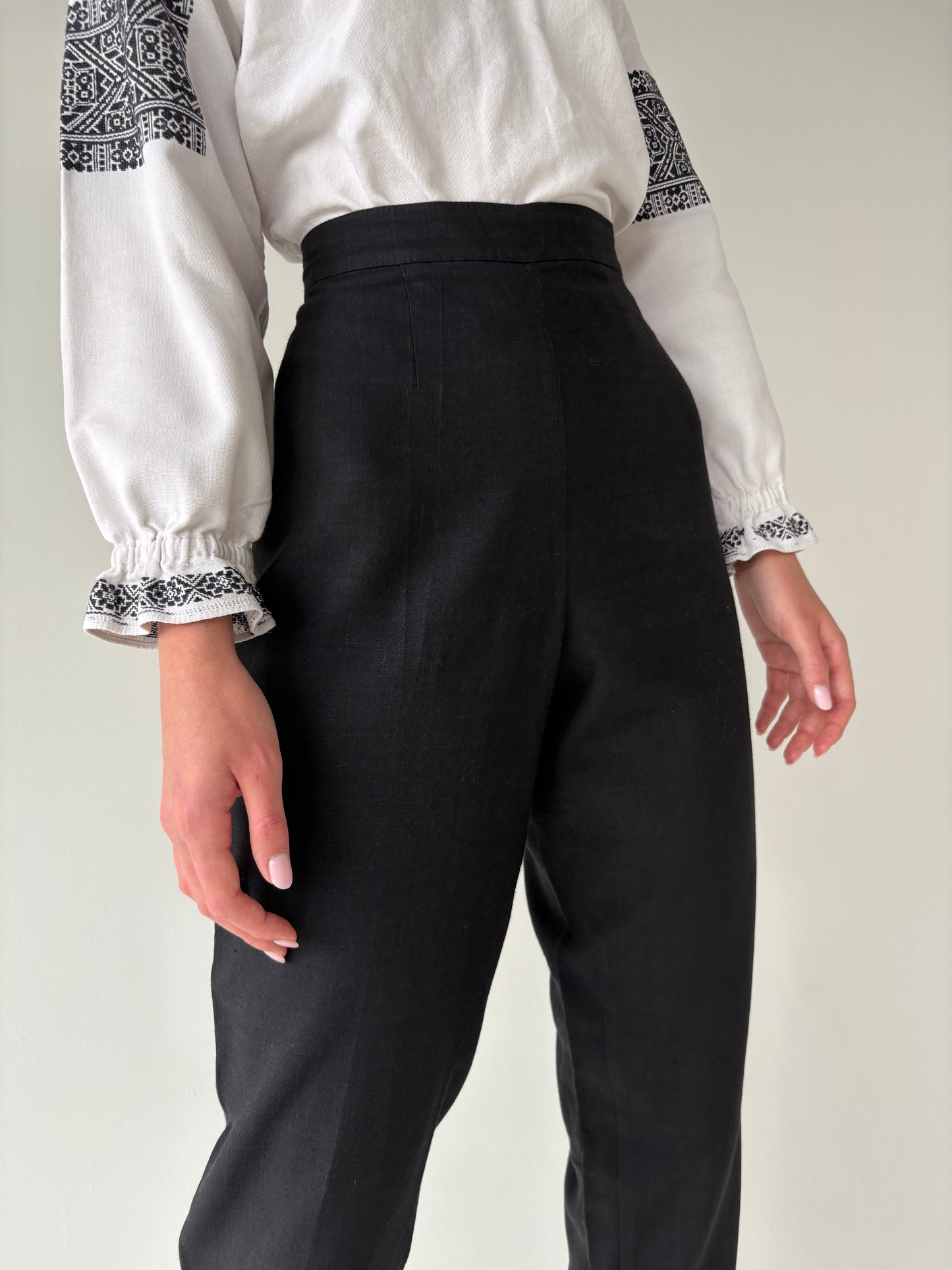 Pantaloni negri țigaretă din in cu talie ultra înaltă marcată