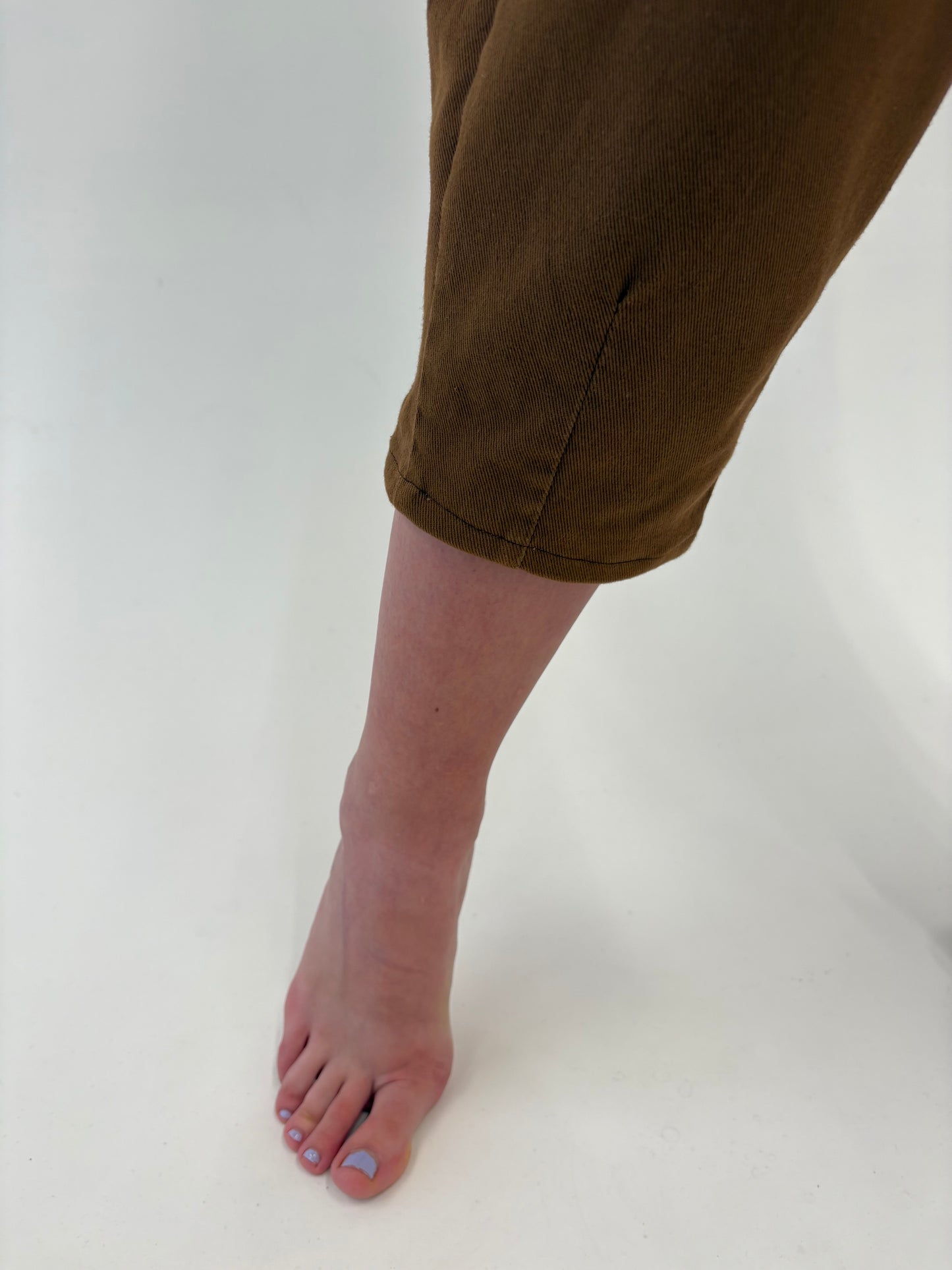 Jeans premium petite caramel brown cu talie ultra înaltă și pense