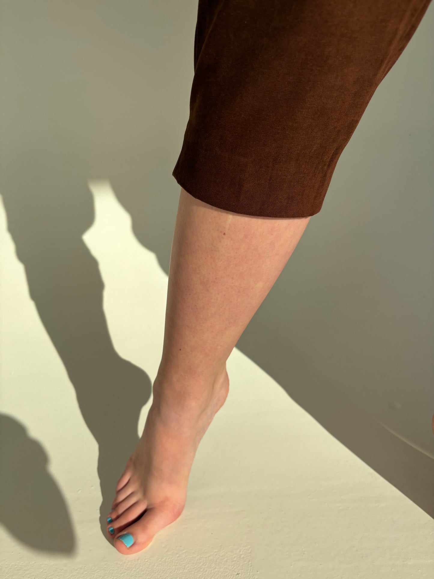 Pantaloni petite caramel brown buc talie ultra înaltă și aspect de piele întoarsă