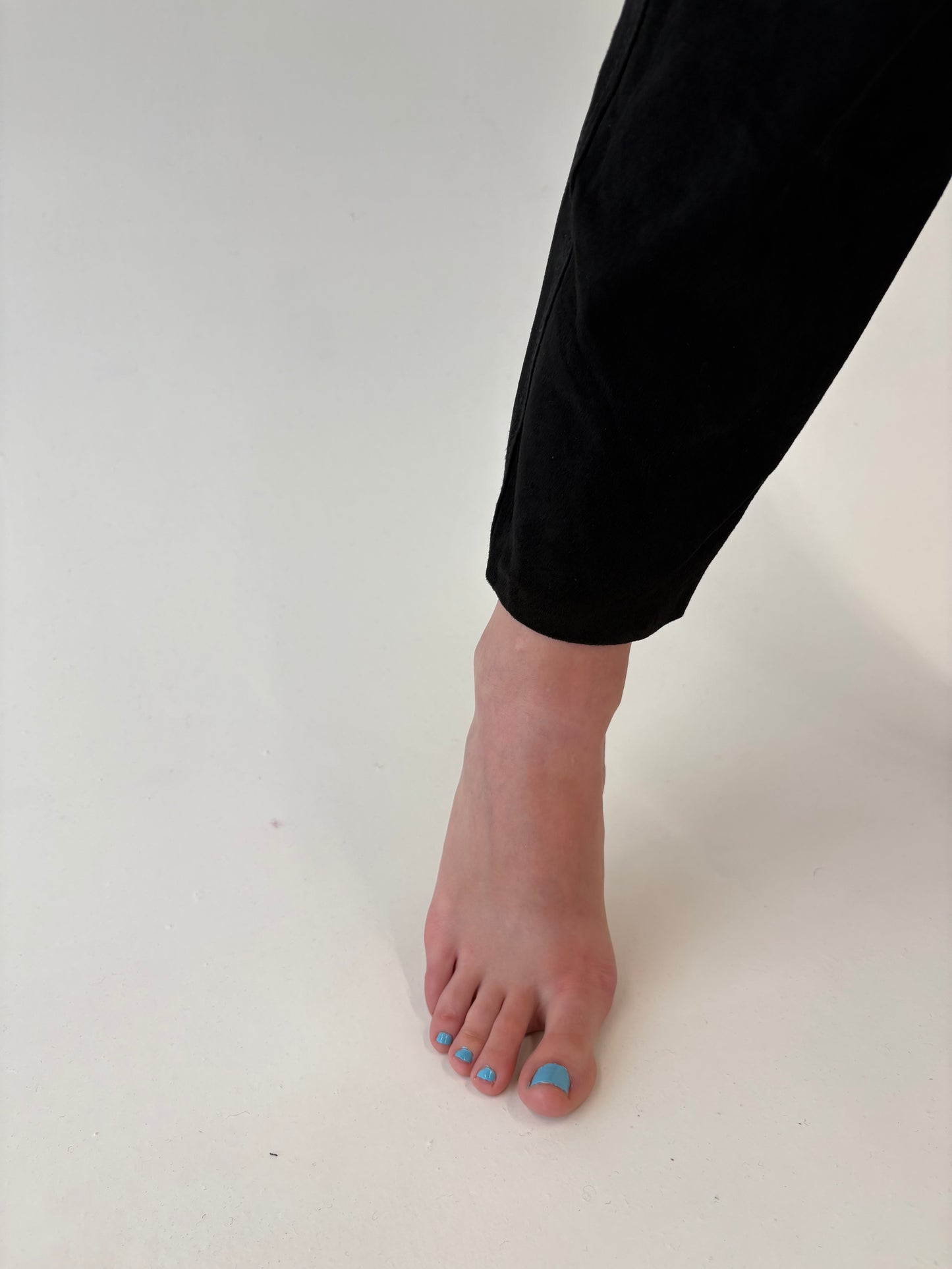 Pantaloni negri mom fit din piele naturală întoarsă cu talie ultra înaltă