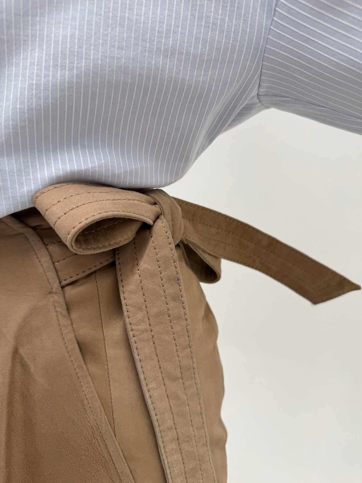 Fustă Max Mara petrecută camel din cea mai fină piele întoarsă în croi petrecut