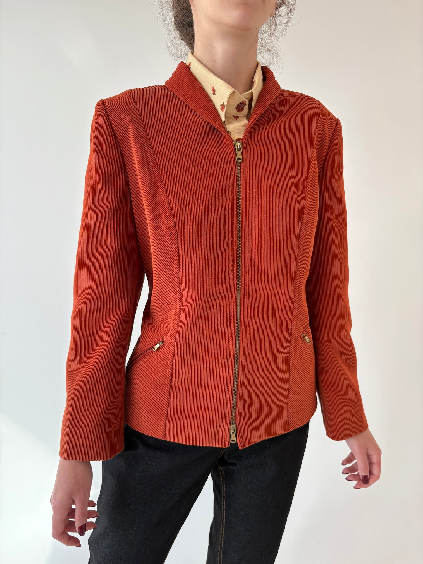 Sacou din corduroy brick red cu influențe caudal și în croi ușor cambrat