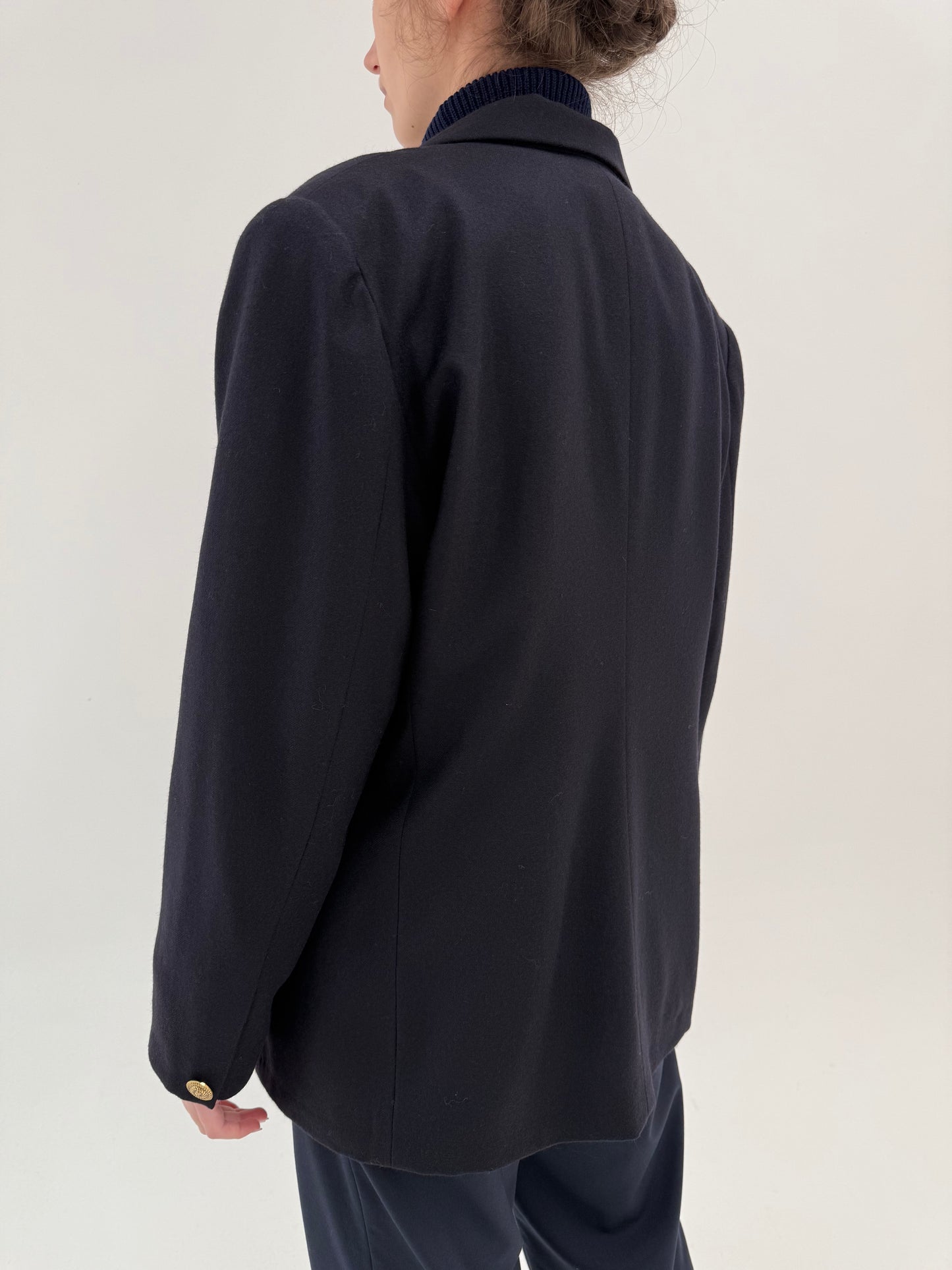 Sacou în croi mai lung ușor cambrat din stofă plină de lana pura cu nasturi aurii